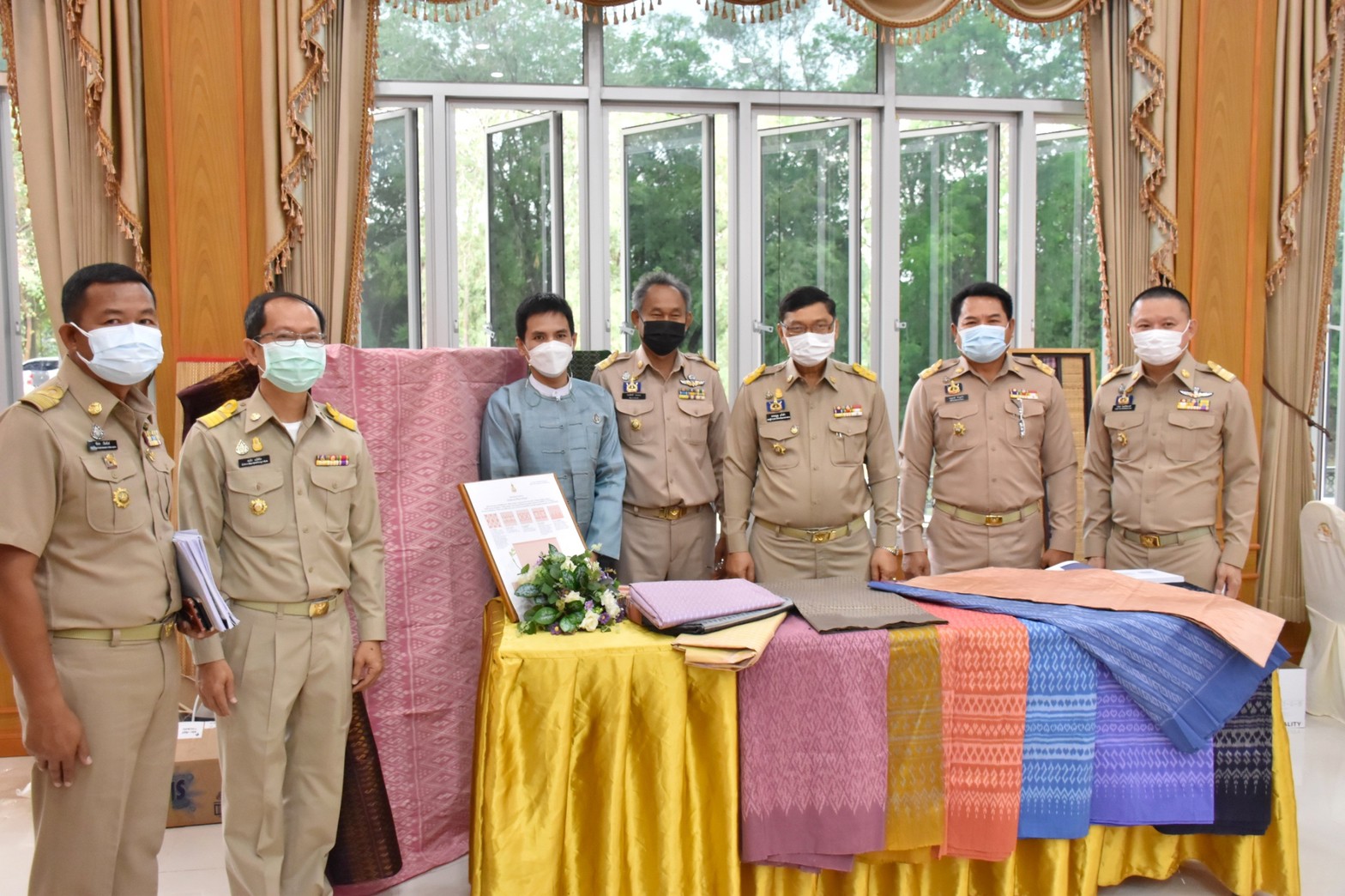 พช.มหาสารคาม จัดแสดงผ้าลายพระราชทาน “ผ้าขิดลายนารีรัตนราชกัญญา” และผ้าลายพระราชทาน ผ้าไหมมัดหมี่ลายขอเจ้าฟ้าสิริวัณณวรี นารีรัตนราชกัญญา ในที่ประชุมกรมการจังหวัดมหาสารคาม