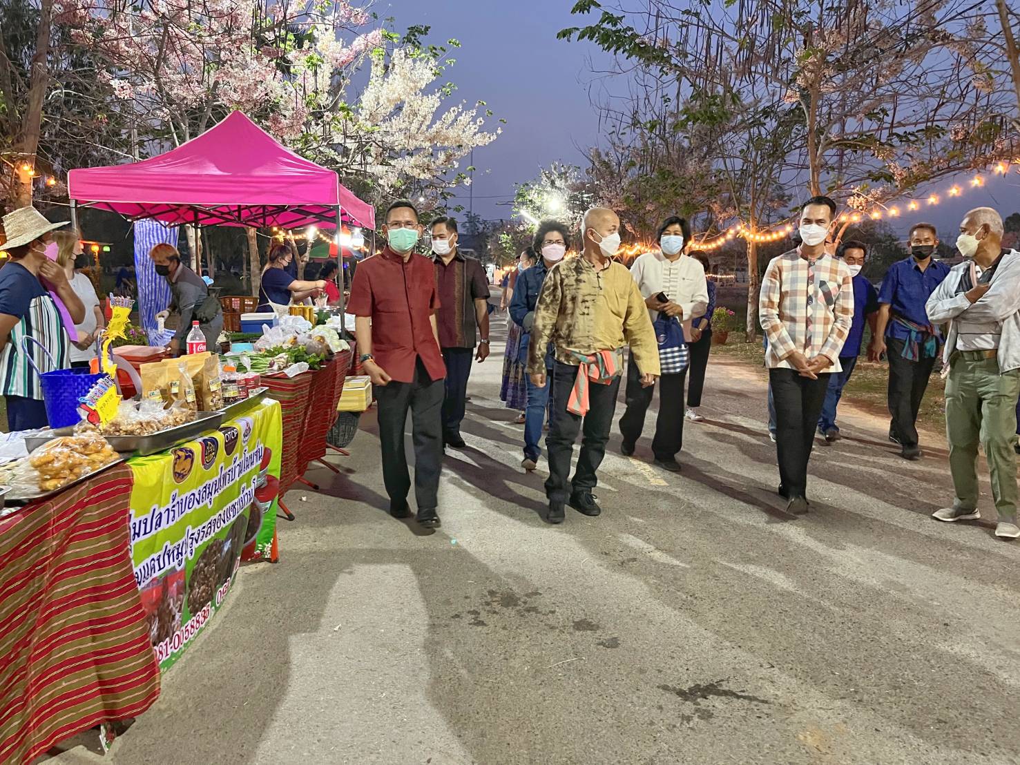 รองอธิบดี พช.(นายสุรศักดิ์ อักษรกุล) พร้อมคณะ ลงพื้นที่ติดตามผลการดำเนินโครงการ “โคก หนอง นา พช.” จ.มหาสารคาม พร้อมเยี่ยมชมตลาดถนนคนเดินออนซอนกันทรวิชัย ที่จัดขึ้นตามนโยบายการส่งเสริมและกระตุ้นเศรษฐกิจฐานรากของรัฐบาล