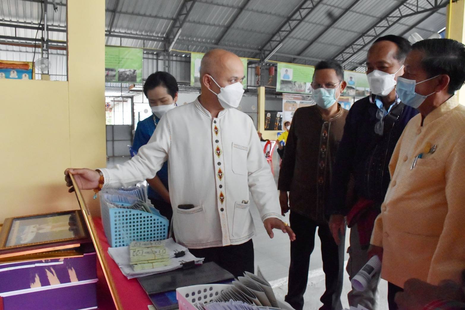 รองอธิบดี พช.(นายสุรศักดิ์ อักษรกุล) ชื่นชมกลุ่มออมทรัพย์เพื่อการผลิตบ้านห้วยหิน อำเภอนาเชือก จังหวัดมหาสารคาม ยกเป็นแบบอย่างสร้างภูมิคุ้มกันให้ชุมชน