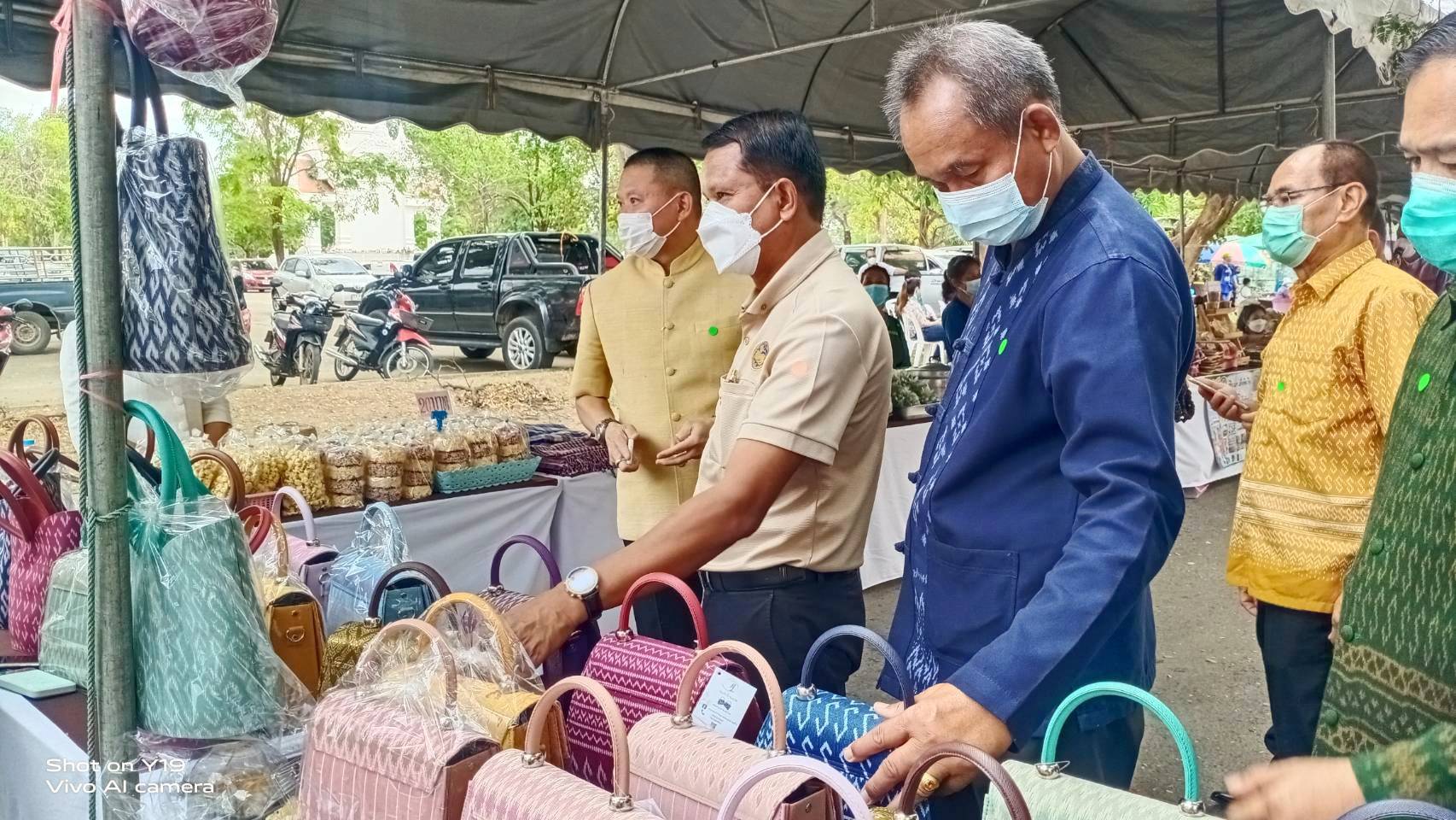 พช.มหาสารคาม ร่วมกับสตรี อำเภอเมืองมหาสารคาม ส่งเสริมช่องทางการตลาดผลิตภัณฑ์กลุ่มอาชีพสมาชิกกองทุนพัฒนาบทบาทสตรี ณ ตลาดเกษตรสีเขียว หน้าอุทยานการเรียนรู้มหาสารคาม อำเภอเมืองมหาสารคาม
