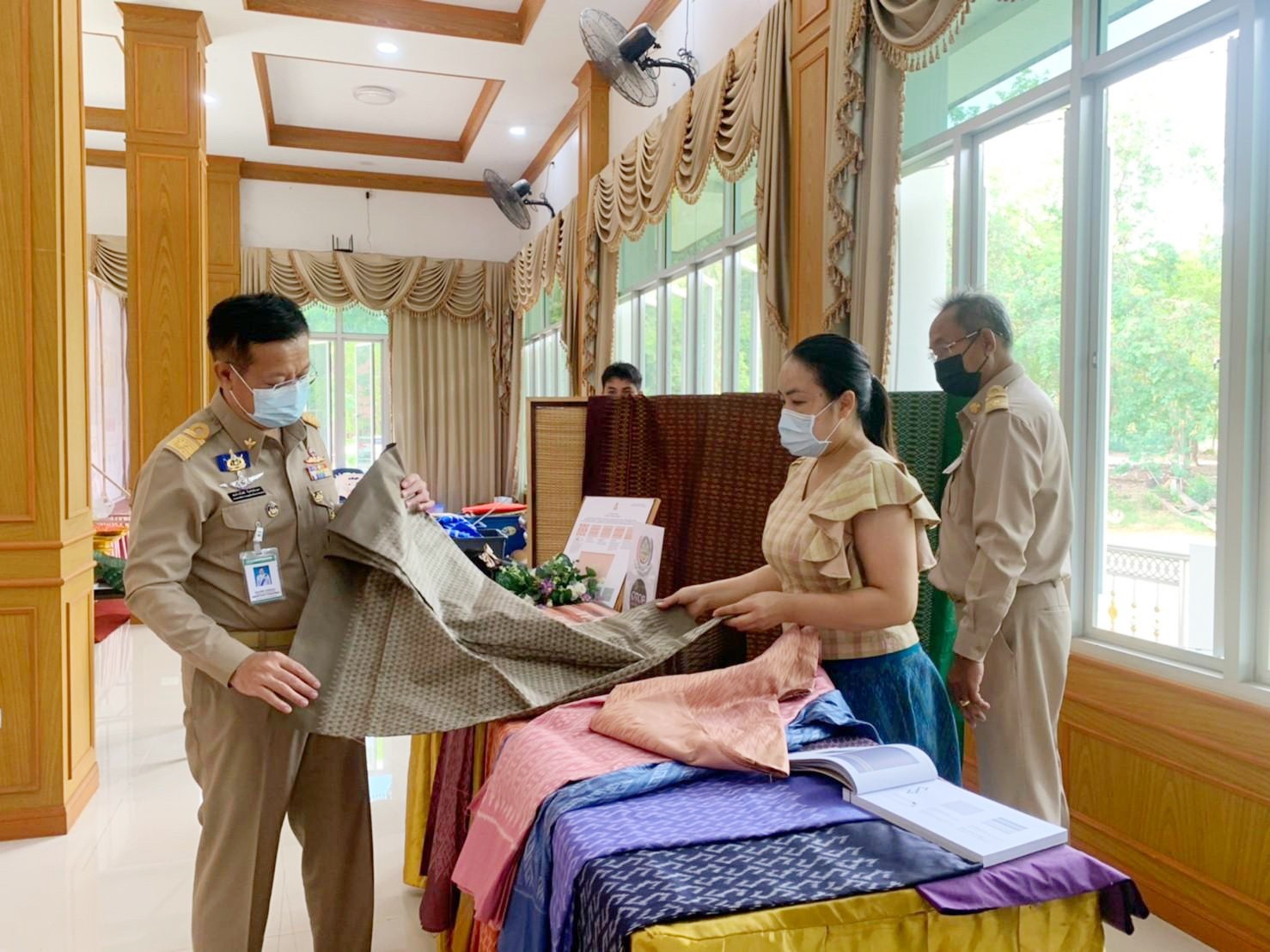 พช.มหาสารคาม จัดแสดงผ้าลายพระราชทาน “ผ้าขิดลายนารีรัตนราชกัญญา” และผ้าลายพระราชทาน ผ้าไหมมัดหมี่ลายขอเจ้าฟ้าสิริวัณณวรี นารีรัตนราชกัญญา ในที่ประชุมกรมการจังหวัดมหาสารคาม