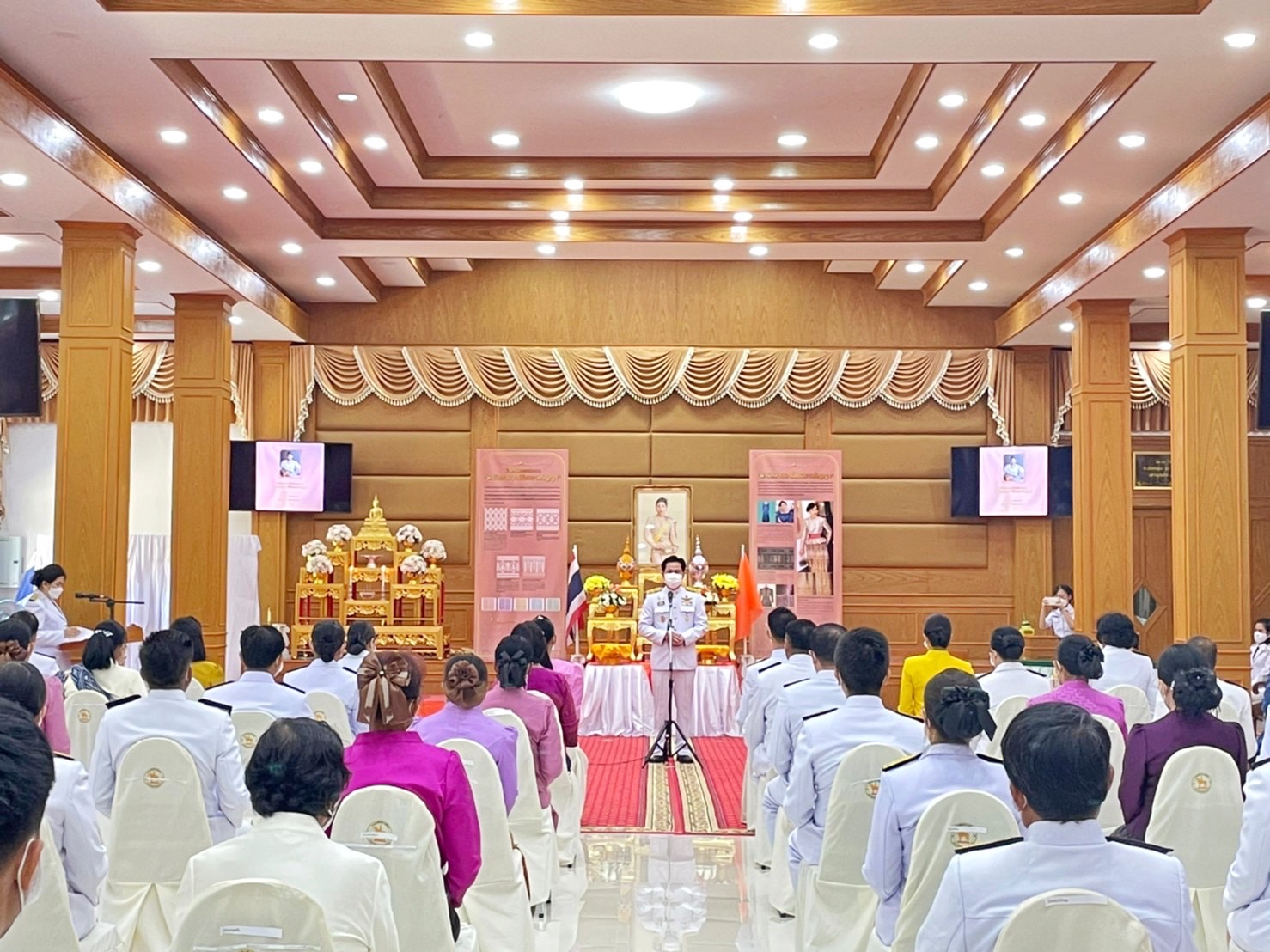 จังหวัดมหาสารคาม จัดพิธีมอบแบบลายผ้าพระราชทาน “ผ้าขิดลายนารีรัตนราชกัญญา”