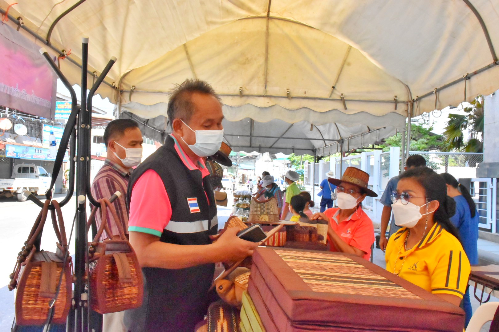 พช.มหาสารคาม ดำเนินโครงการส่งเสริมช่องทางการตลาดผลิตภัณฑ์กลุ่มอาชีพสมาชิกกองทุนพัฒนาบทบาทสตรี ณ ตลาดถนนคนเดิน อำเภอโกสุมพิสัย จังหวัดมหาสารคาม