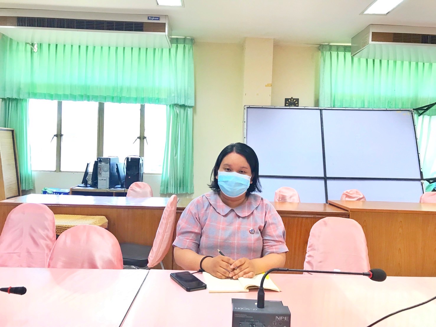 นายวสันต์ ชิงชนะ ผู้ตรวจราชการกรมการพัฒนาชุมชน ประชุมติดตามความก้าวหน้าการดำเนินงานขับเคลื่อนการขจัดความยากจนและพัฒนาคนทุกช่วงวัยอย่างยั่งยืน ตามหลักปรัชญาของเศรษฐกิจพอเพียง ในระดับพื้นที่ ผ่านระบบห้องประชุมออนไลน์ (Zoom Cloud Meeting)
