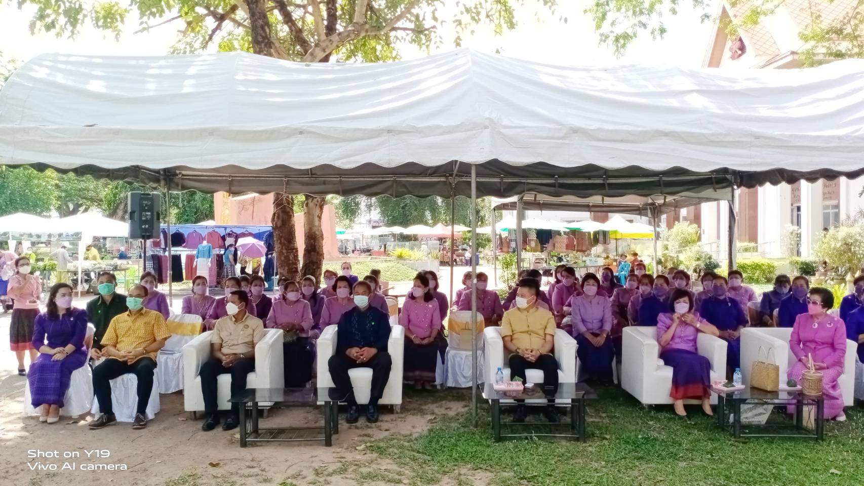 พช.มหาสารคาม ร่วมกับสตรี อำเภอเมืองมหาสารคาม ส่งเสริมช่องทางการตลาดผลิตภัณฑ์กลุ่มอาชีพสมาชิกกองทุนพัฒนาบทบาทสตรี ณ ตลาดเกษตรสีเขียว หน้าอุทยานการเรียนรู้มหาสารคาม อำเภอเมืองมหาสารคาม