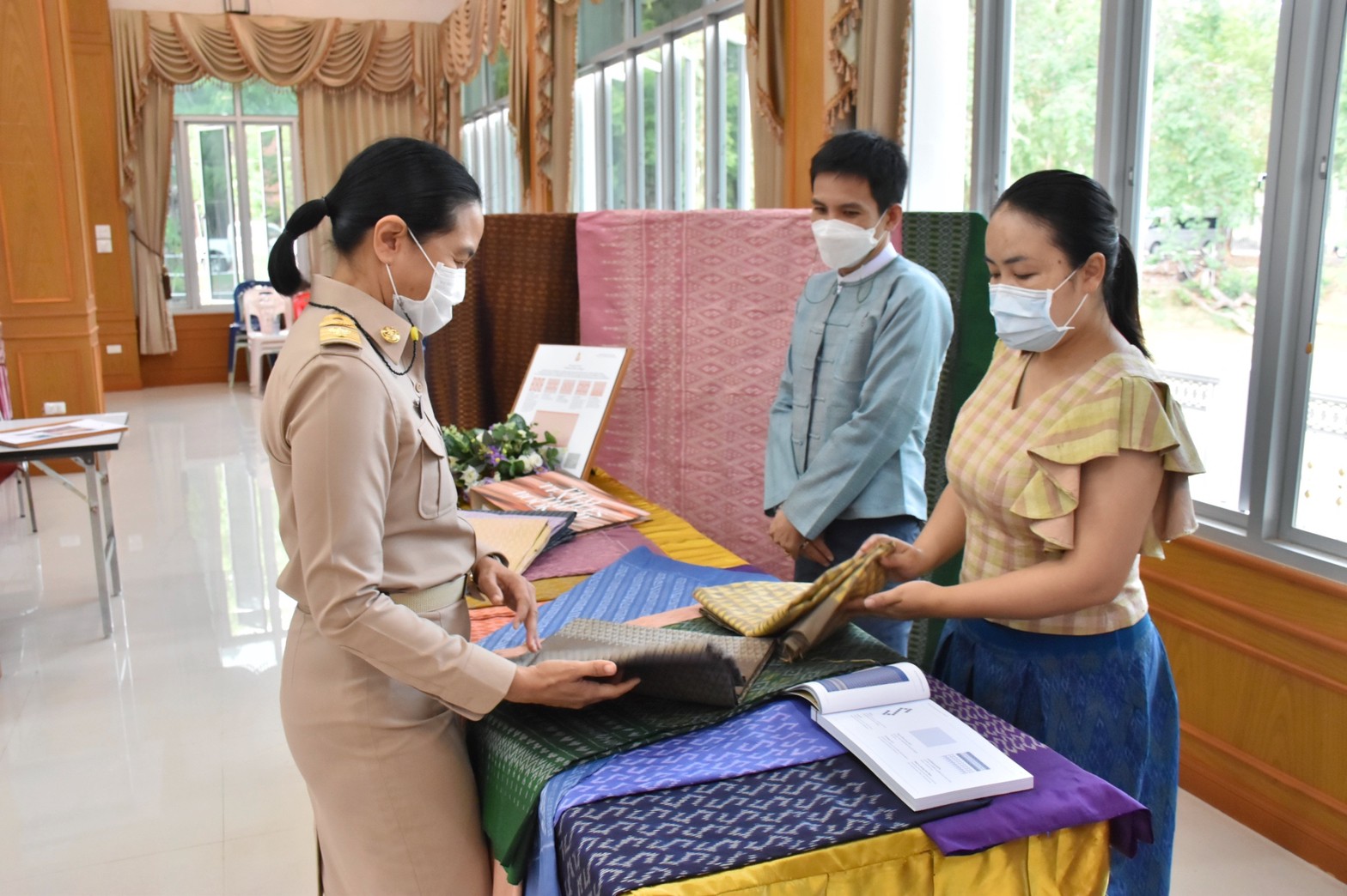 พช.มหาสารคาม จัดแสดงผ้าลายพระราชทาน “ผ้าขิดลายนารีรัตนราชกัญญา” และผ้าลายพระราชทาน ผ้าไหมมัดหมี่ลายขอเจ้าฟ้าสิริวัณณวรี นารีรัตนราชกัญญา ในที่ประชุมกรมการจังหวัดมหาสารคาม
