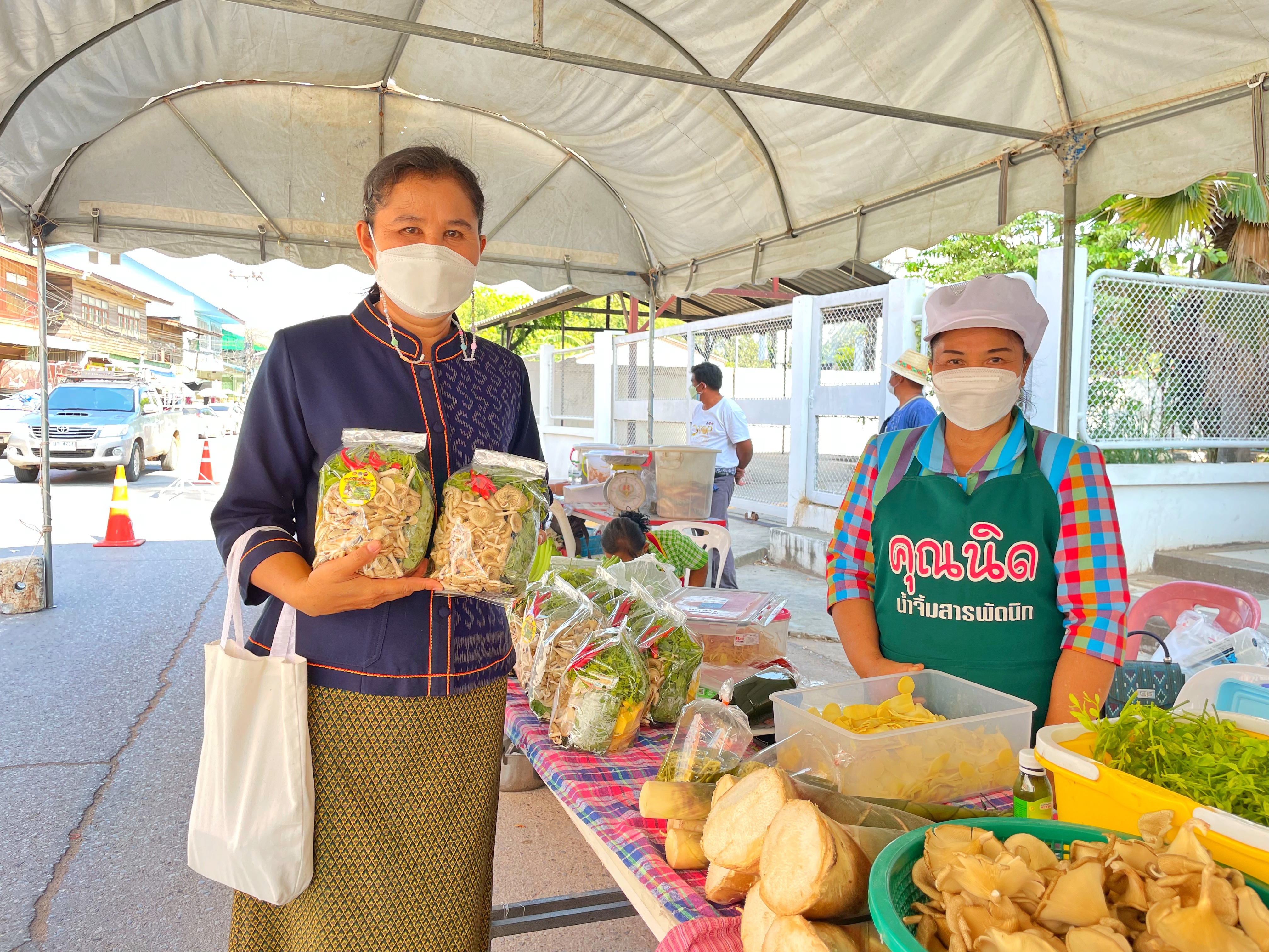 พช.มหาสารคาม ดำเนินโครงการส่งเสริมช่องทางการตลาดผลิตภัณฑ์กลุ่มอาชีพสมาชิกกองทุนพัฒนาบทบาทสตรี ณ ตลาดถนนคนเดิน อำเภอโกสุมพิสัย จังหวัดมหาสารคาม