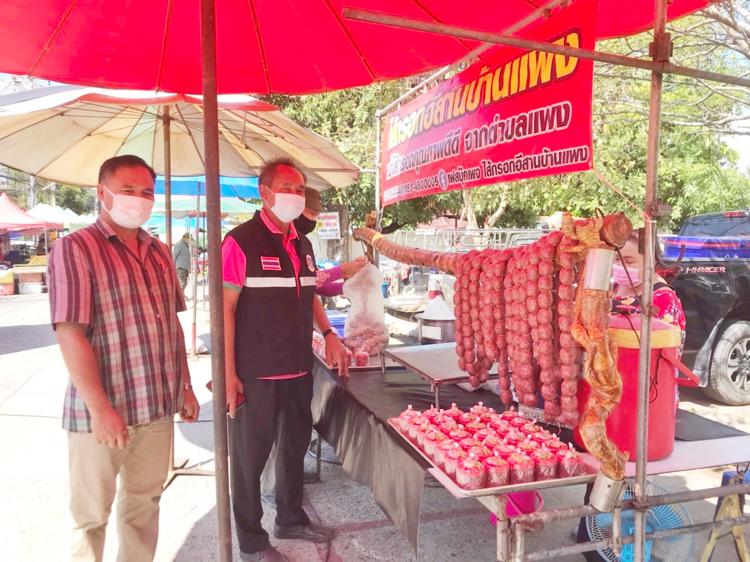 พช.มหาสารคาม ดำเนินโครงการส่งเสริมช่องทางการตลาดผลิตภัณฑ์กลุ่มอาชีพสมาชิกกองทุนพัฒนาบทบาทสตรี ณ ตลาดถนนคนเดิน อำเภอโกสุมพิสัย จังหวัดมหาสารคาม