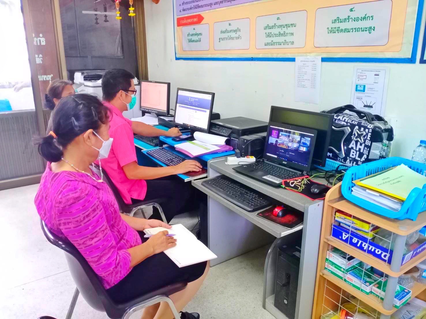 นายวสันต์ ชิงชนะ ผู้ตรวจราชการกรมการพัฒนาชุมชน ประชุมติดตามความก้าวหน้าการดำเนินงานขับเคลื่อนการขจัดความยากจนและพัฒนาคนทุกช่วงวัยอย่างยั่งยืน ตามหลักปรัชญาของเศรษฐกิจพอเพียง ในระดับพื้นที่ ผ่านระบบห้องประชุมออนไลน์ (Zoom Cloud Meeting)