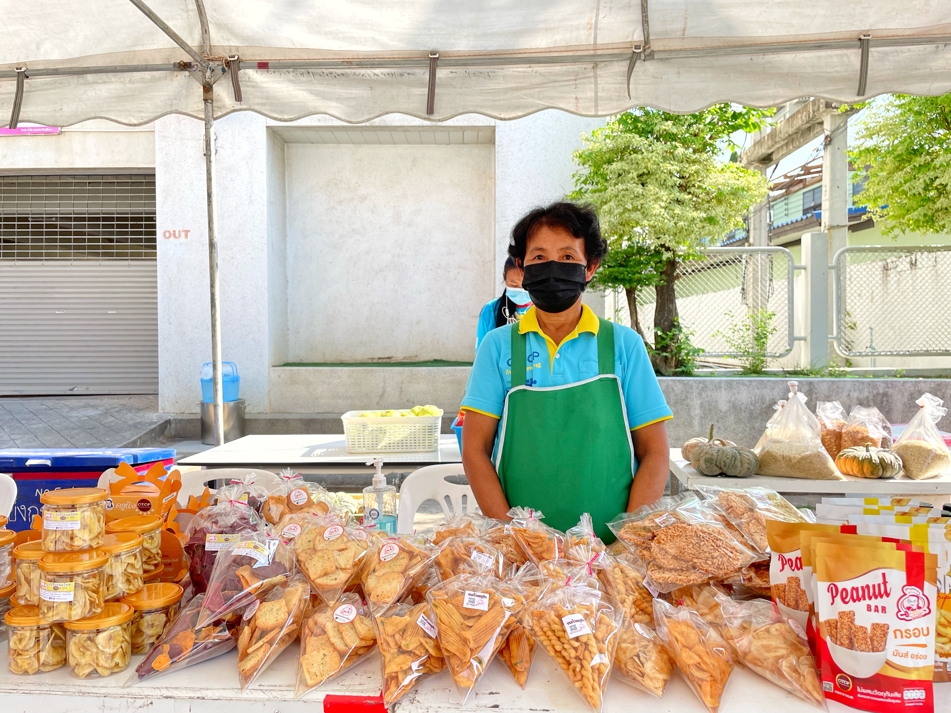 พช.มหาสารคาม ดำเนินโครงการส่งเสริมช่องทางการตลาดผลิตภัณฑ์กลุ่มอาชีพสมาชิกกองทุนพัฒนาบทบาทสตรี ณ ตลาดถนนคนเดิน อำเภอโกสุมพิสัย จังหวัดมหาสารคาม