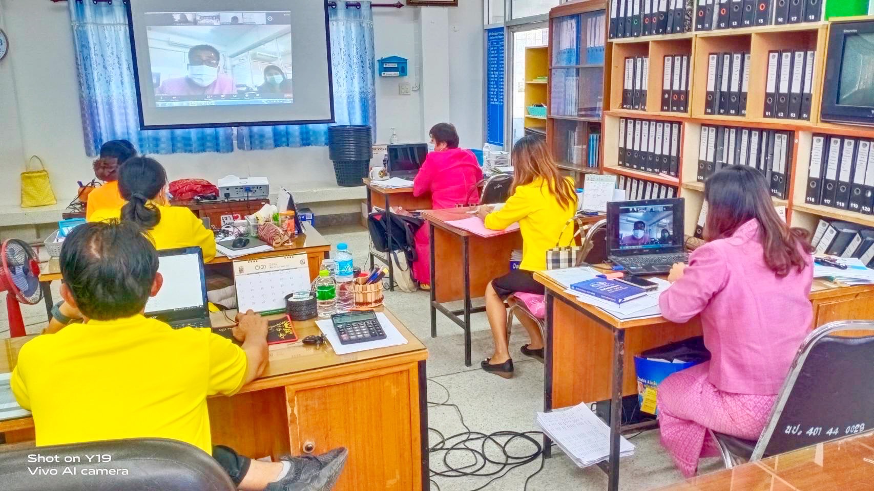 นายวสันต์ ชิงชนะ ผู้ตรวจราชการกรมการพัฒนาชุมชน ประชุมติดตามความก้าวหน้าการดำเนินงานขับเคลื่อนการขจัดความยากจนและพัฒนาคนทุกช่วงวัยอย่างยั่งยืน ตามหลักปรัชญาของเศรษฐกิจพอเพียง ในระดับพื้นที่ ผ่านระบบห้องประชุมออนไลน์ (Zoom Cloud Meeting)