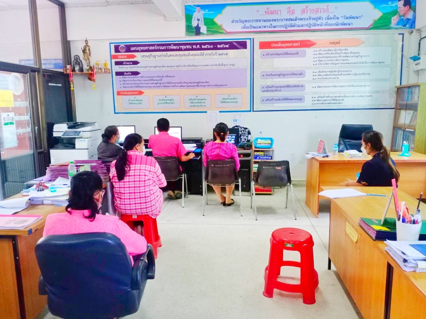 นายวสันต์ ชิงชนะ ผู้ตรวจราชการกรมการพัฒนาชุมชน ประชุมติดตามความก้าวหน้าการดำเนินงานขับเคลื่อนการขจัดความยากจนและพัฒนาคนทุกช่วงวัยอย่างยั่งยืน ตามหลักปรัชญาของเศรษฐกิจพอเพียง ในระดับพื้นที่ ผ่านระบบห้องประชุมออนไลน์ (Zoom Cloud Meeting)
