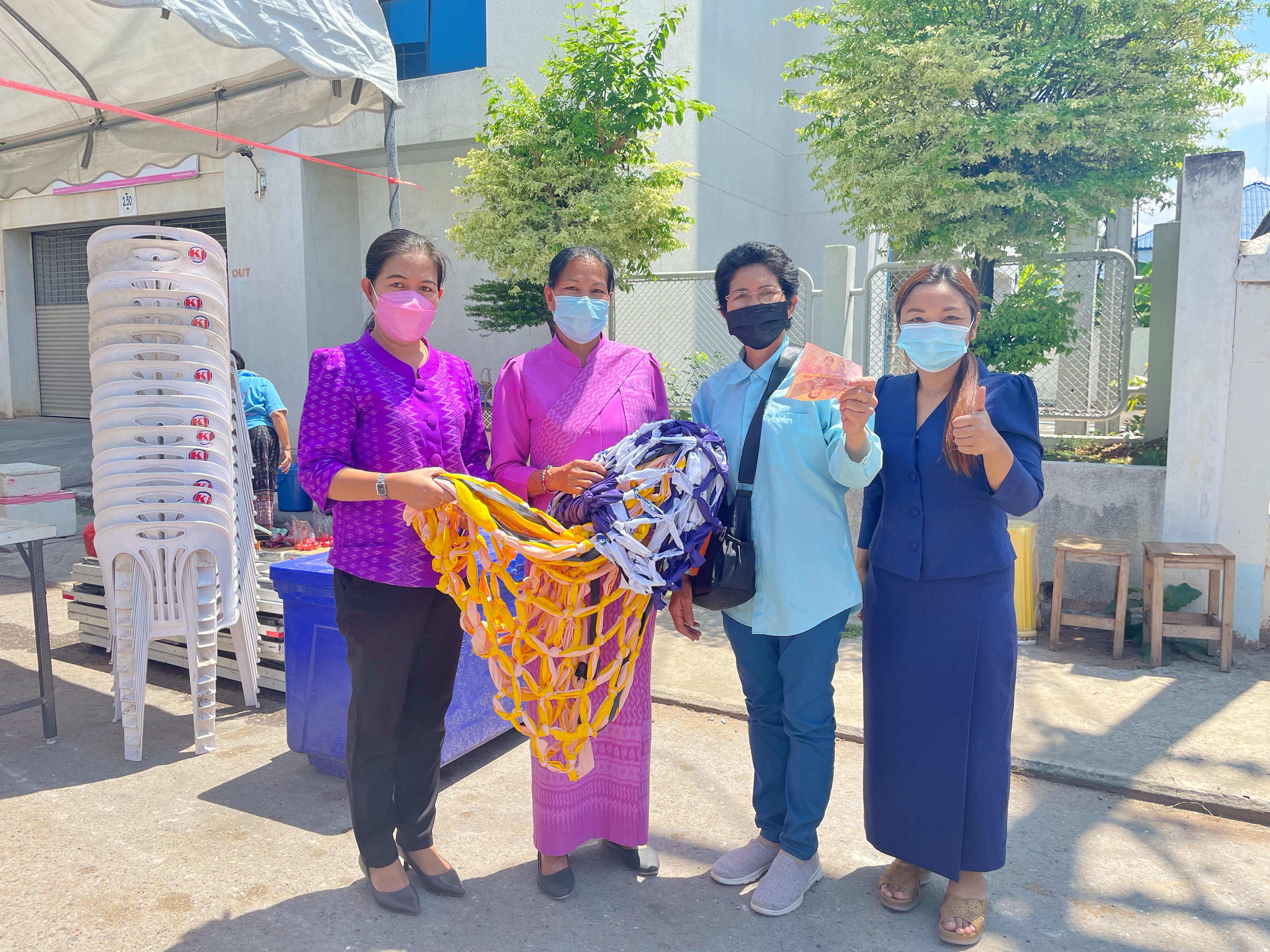 พช.มหาสารคาม ดำเนินโครงการส่งเสริมช่องทางการตลาดผลิตภัณฑ์กลุ่มอาชีพสมาชิกกองทุนพัฒนาบทบาทสตรี ณ ตลาดถนนคนเดิน อำเภอโกสุมพิสัย จังหวัดมหาสารคาม
