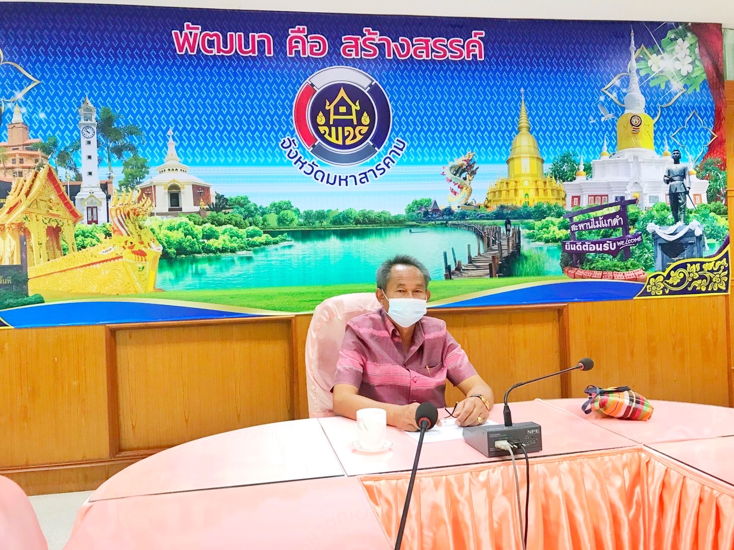 นายวสันต์ ชิงชนะ ผู้ตรวจราชการกรมการพัฒนาชุมชน ประชุมติดตามความก้าวหน้าการดำเนินงานขับเคลื่อนการขจัดความยากจนและพัฒนาคนทุกช่วงวัยอย่างยั่งยืน ตามหลักปรัชญาของเศรษฐกิจพอเพียง ในระดับพื้นที่ ผ่านระบบห้องประชุมออนไลน์ (Zoom Cloud Meeting)