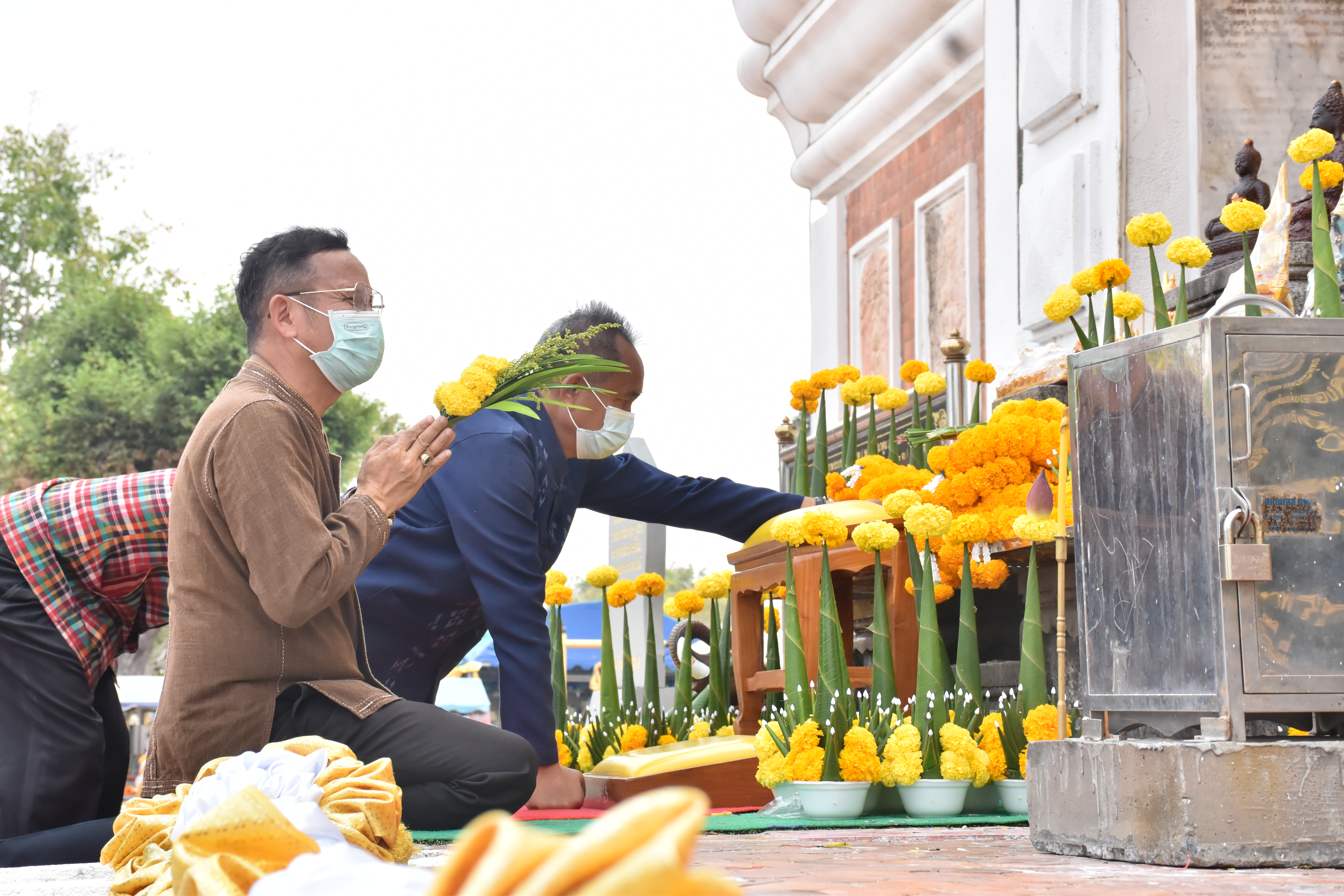 รองอธิบดี พช.(นายสุรศักดิ์ อักษรกุล) เยี่ยมให้กำลังใจ ผู้ประกอบการ OTOP  ณ ตลาดประชารัฐคนไทยยิ้มได้ บริเวณวัดพระธาตุนาดูน อ.นาดูน จ.มหาสารคาม