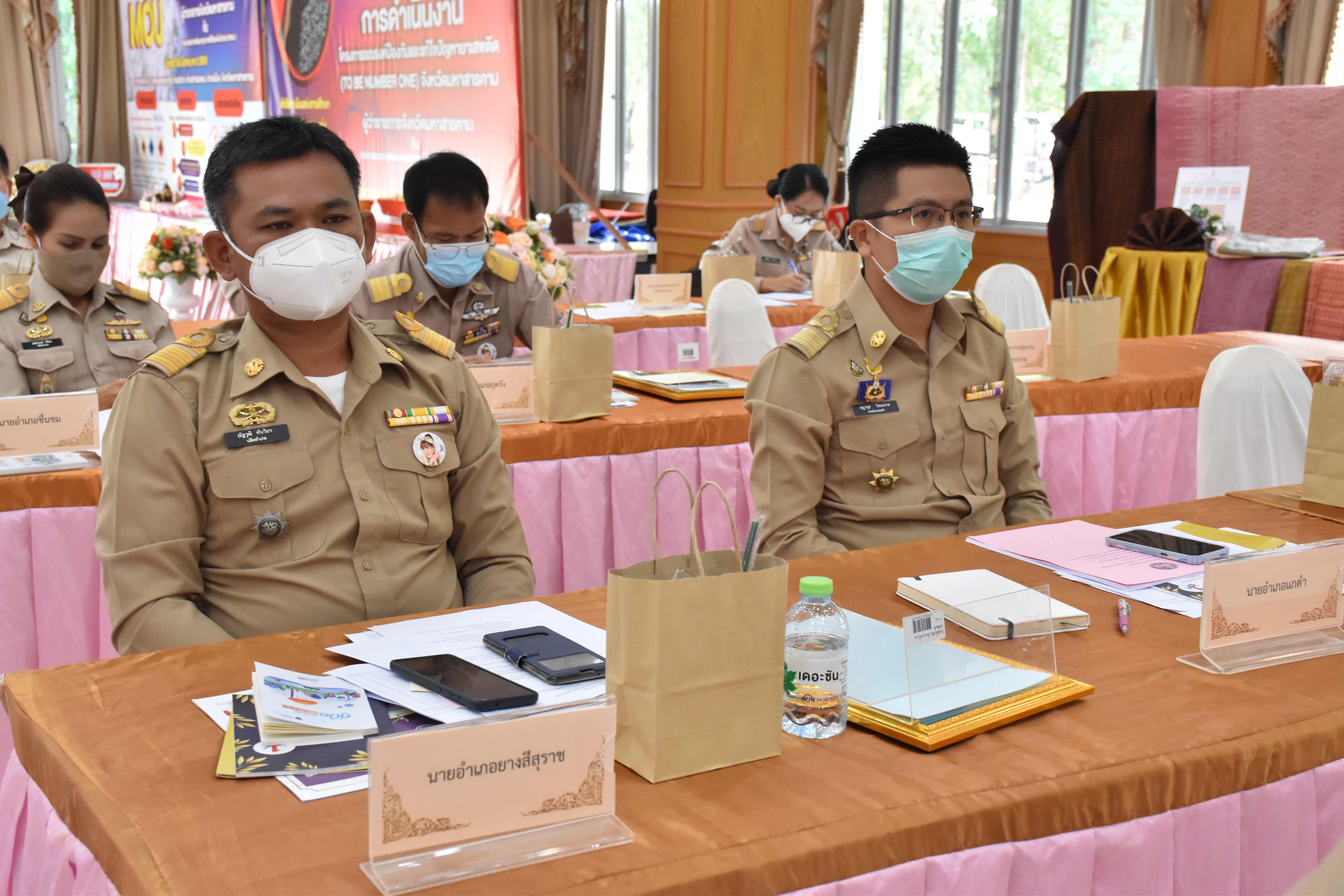 พจ.มหาสารคาม รายงานความก้าวหน้าการดำเนินงานขับเคลื่อนการขจัดความยากจนและพัฒนาคนทุกช่วงวัยอย่างยั่งยืน ตามหลักปรัชญาของเศรษฐกิจพอเพียง (ศจพ.) ในที่ประชุมกรมการจังหวัดมหาสารคาม