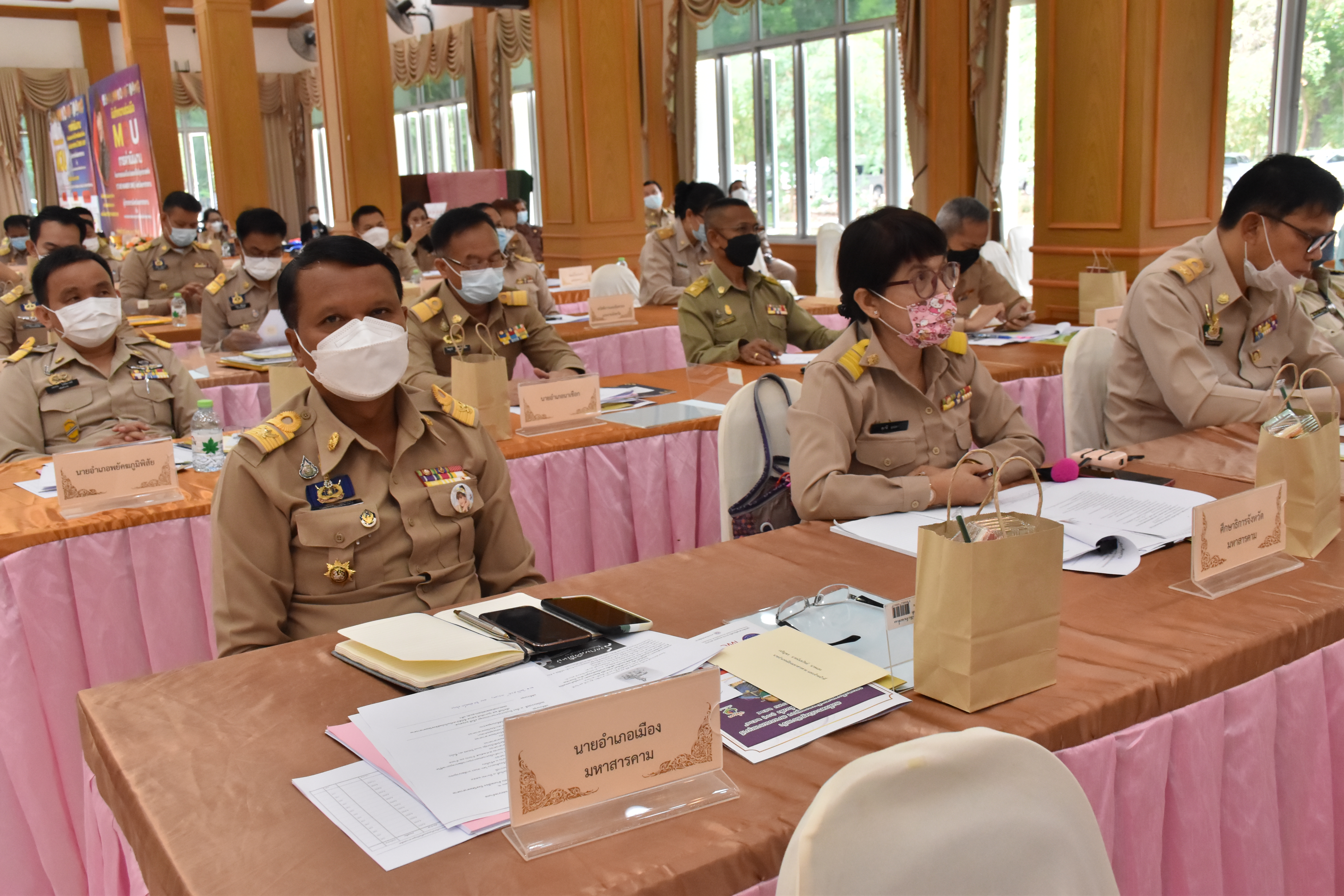 พจ.มหาสารคาม รายงานความก้าวหน้าการดำเนินงานขับเคลื่อนการขจัดความยากจนและพัฒนาคนทุกช่วงวัยอย่างยั่งยืน ตามหลักปรัชญาของเศรษฐกิจพอเพียง (ศจพ.) ในที่ประชุมกรมการจังหวัดมหาสารคาม