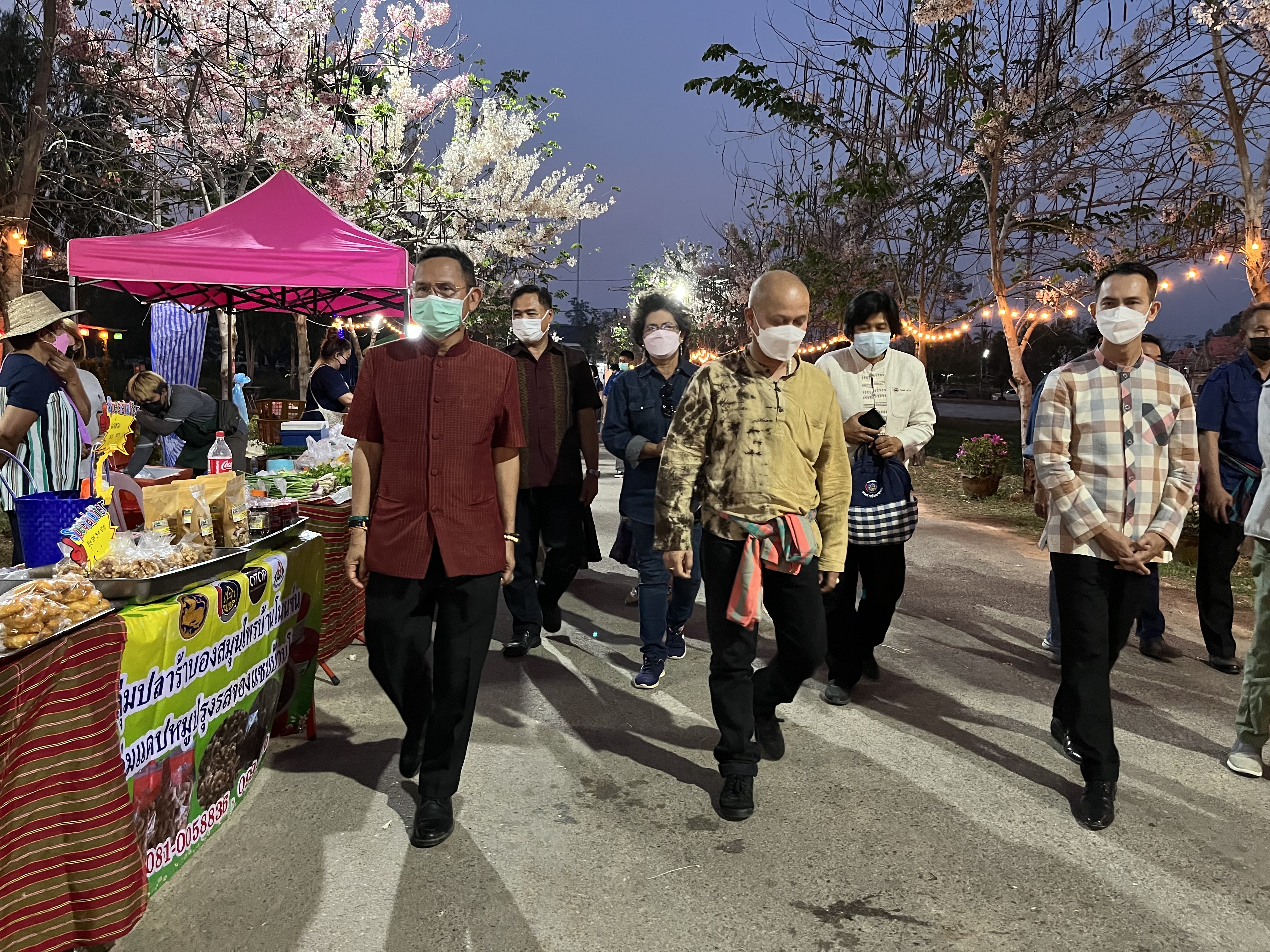 รองอธิบดี พช.(นายสุรศักดิ์ อักษรกุล) พร้อมคณะ ลงพื้นที่ติดตามผลการดำเนินโครงการ “โคก หนอง นา พช.” จ.มหาสารคาม พร้อมเยี่ยมชมตลาดถนนคนเดินออนซอนกันทรวิชัย ที่จัดขึ้นตามนโยบายการส่งเสริมและกระตุ้นเศรษฐกิจฐานรากของรัฐบาล