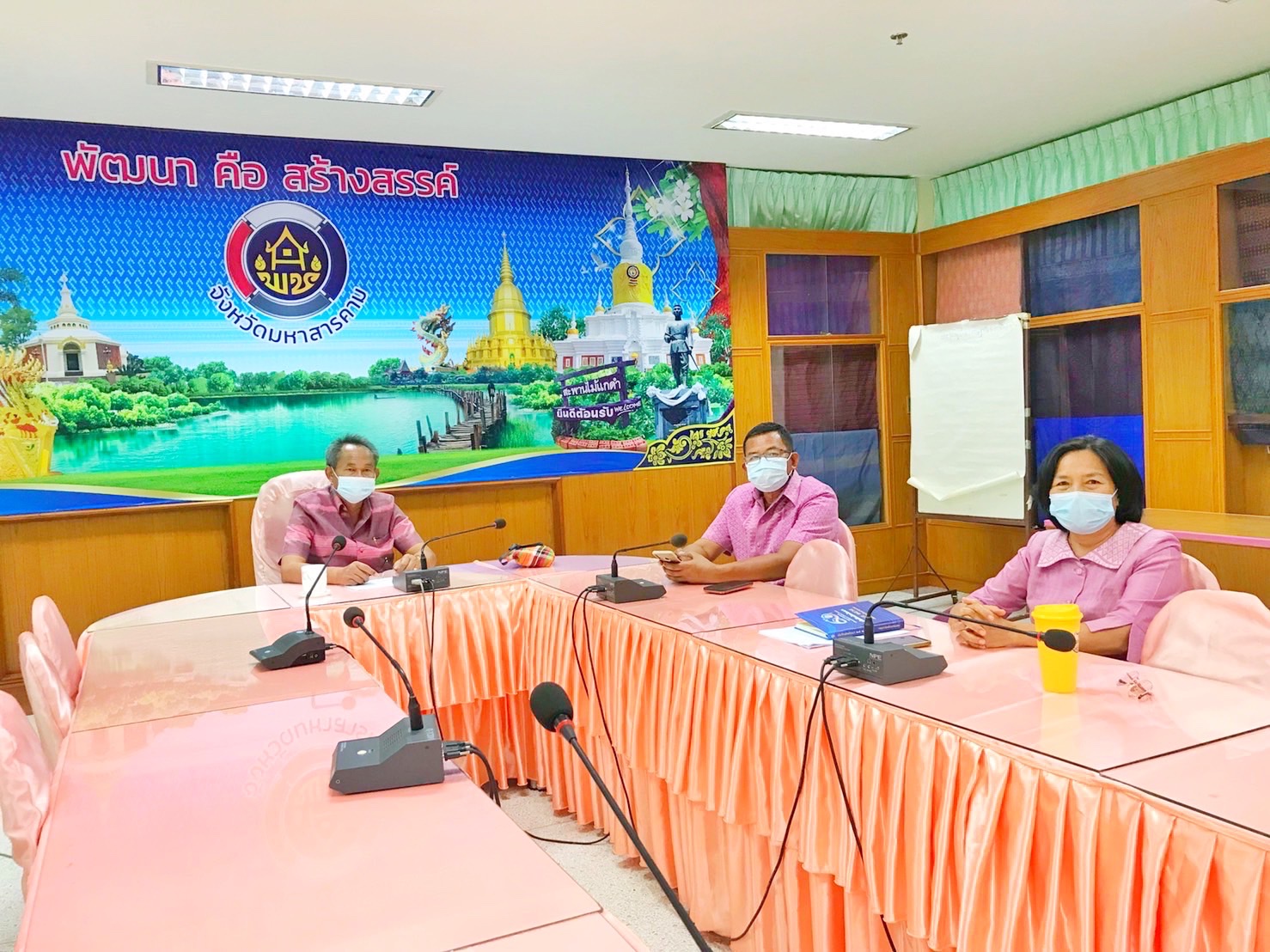 นายวสันต์ ชิงชนะ ผู้ตรวจราชการกรมการพัฒนาชุมชน ประชุมติดตามความก้าวหน้าการดำเนินงานขับเคลื่อนการขจัดความยากจนและพัฒนาคนทุกช่วงวัยอย่างยั่งยืน ตามหลักปรัชญาของเศรษฐกิจพอเพียง ในระดับพื้นที่ ผ่านระบบห้องประชุมออนไลน์ (Zoom Cloud Meeting)
