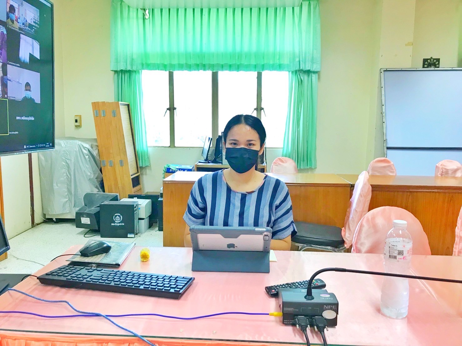 นายวสันต์ ชิงชนะ ผู้ตรวจราชการกรมการพัฒนาชุมชน ประชุมติดตามความก้าวหน้าการดำเนินงานขับเคลื่อนการขจัดความยากจนและพัฒนาคนทุกช่วงวัยอย่างยั่งยืน ตามหลักปรัชญาของเศรษฐกิจพอเพียง ในระดับพื้นที่ ผ่านระบบห้องประชุมออนไลน์ (Zoom Cloud Meeting)