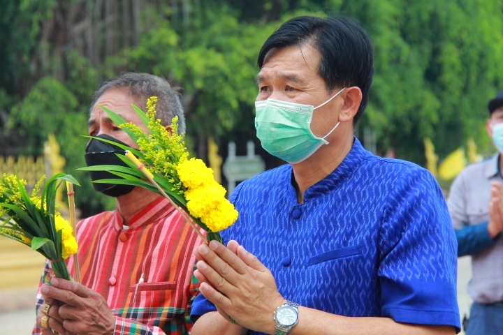 รองอธิบดี พช.(นายสุรศักดิ์ อักษรกุล) เยี่ยมให้กำลังใจ ผู้ประกอบการ OTOP  ณ ตลาดประชารัฐคนไทยยิ้มได้ บริเวณวัดพระธาตุนาดูน อ.นาดูน จ.มหาสารคาม