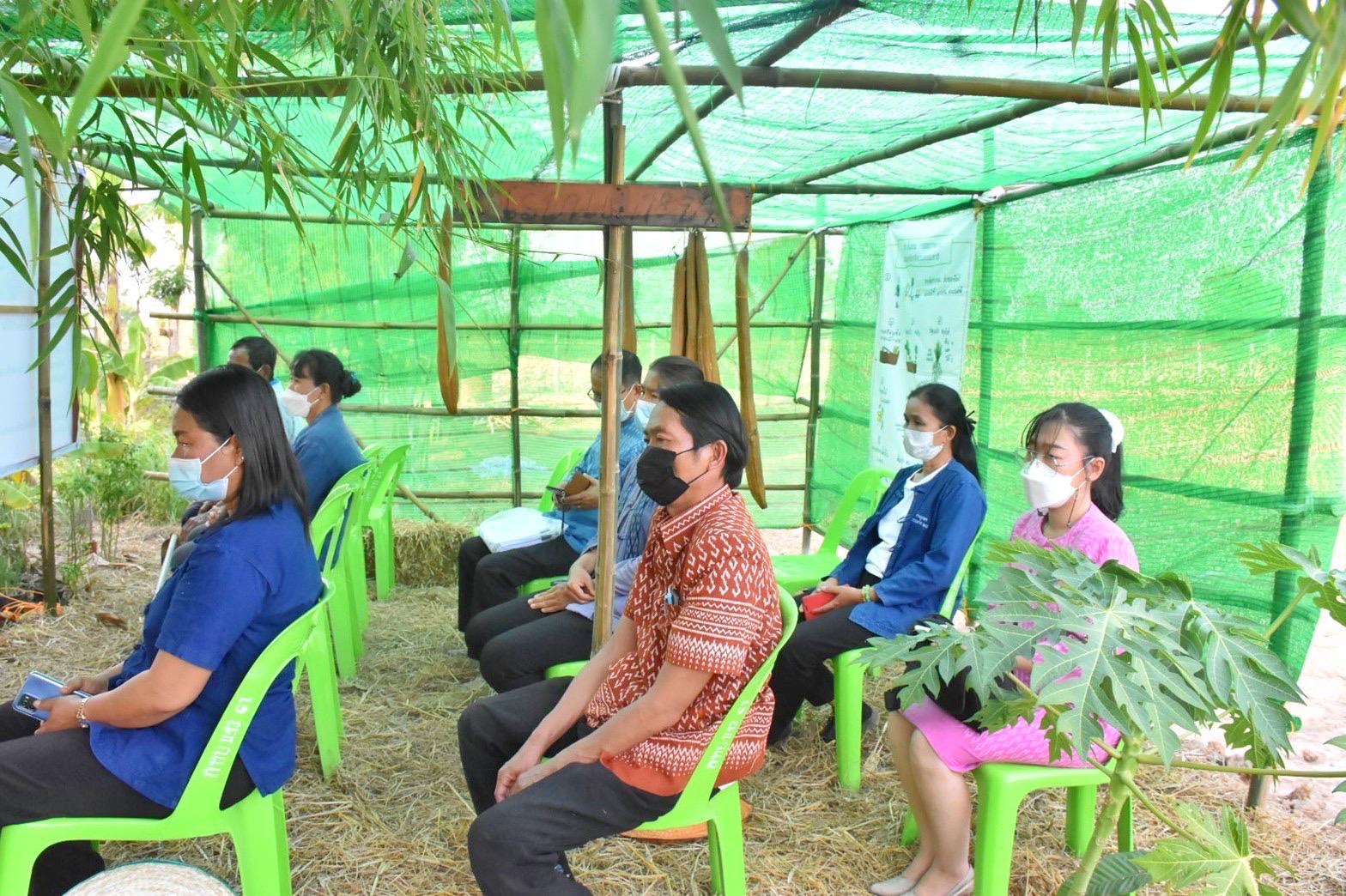 รองอธิบดี พช.(นายสุรศักดิ์ อักษรกุล) พร้อมคณะ ลงพื้นที่ติดตามผลการดำเนินโครงการ “โคก หนอง นา พช.” จ.มหาสารคาม พร้อมเยี่ยมชมตลาดถนนคนเดินออนซอนกันทรวิชัย ที่จัดขึ้นตามนโยบายการส่งเสริมและกระตุ้นเศรษฐกิจฐานรากของรัฐบาล
