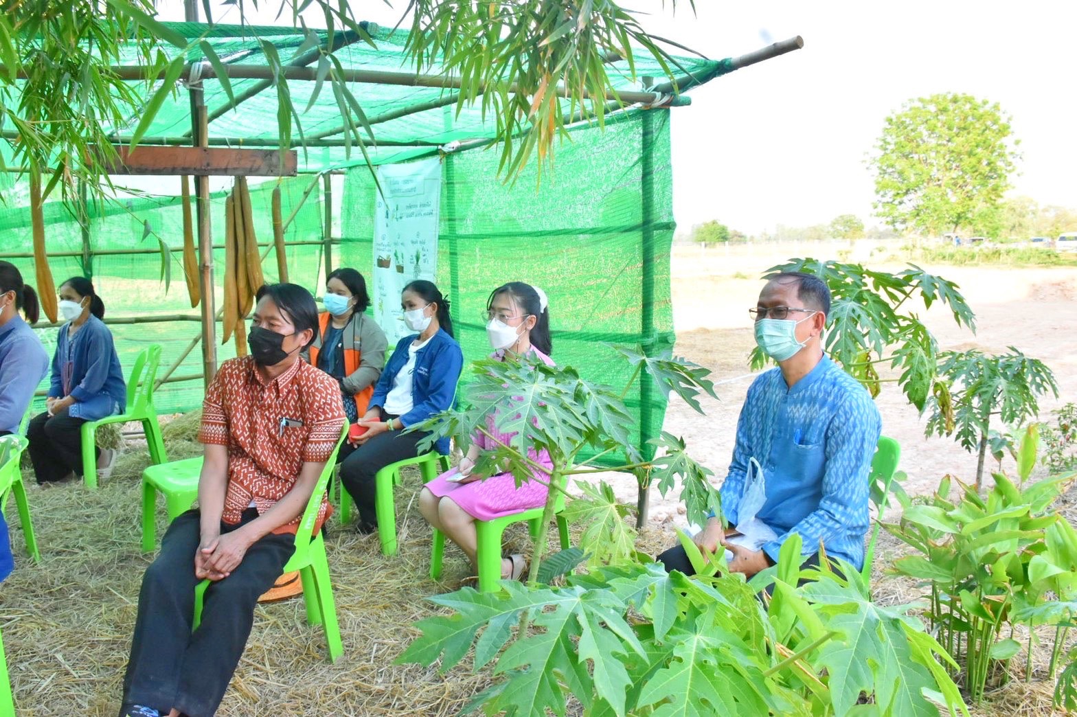 รองอธิบดี พช.(นายสุรศักดิ์ อักษรกุล) พร้อมคณะ ลงพื้นที่ติดตามผลการดำเนินโครงการ “โคก หนอง นา พช.” จ.มหาสารคาม พร้อมเยี่ยมชมตลาดถนนคนเดินออนซอนกันทรวิชัย ที่จัดขึ้นตามนโยบายการส่งเสริมและกระตุ้นเศรษฐกิจฐานรากของรัฐบาล
