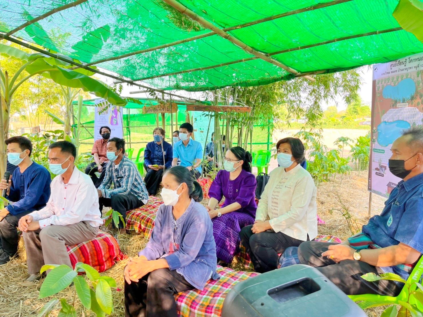 รองอธิบดี พช.(นายสุรศักดิ์ อักษรกุล) พร้อมคณะ ลงพื้นที่ติดตามผลการดำเนินโครงการ “โคก หนอง นา พช.” จ.มหาสารคาม พร้อมเยี่ยมชมตลาดถนนคนเดินออนซอนกันทรวิชัย ที่จัดขึ้นตามนโยบายการส่งเสริมและกระตุ้นเศรษฐกิจฐานรากของรัฐบาล