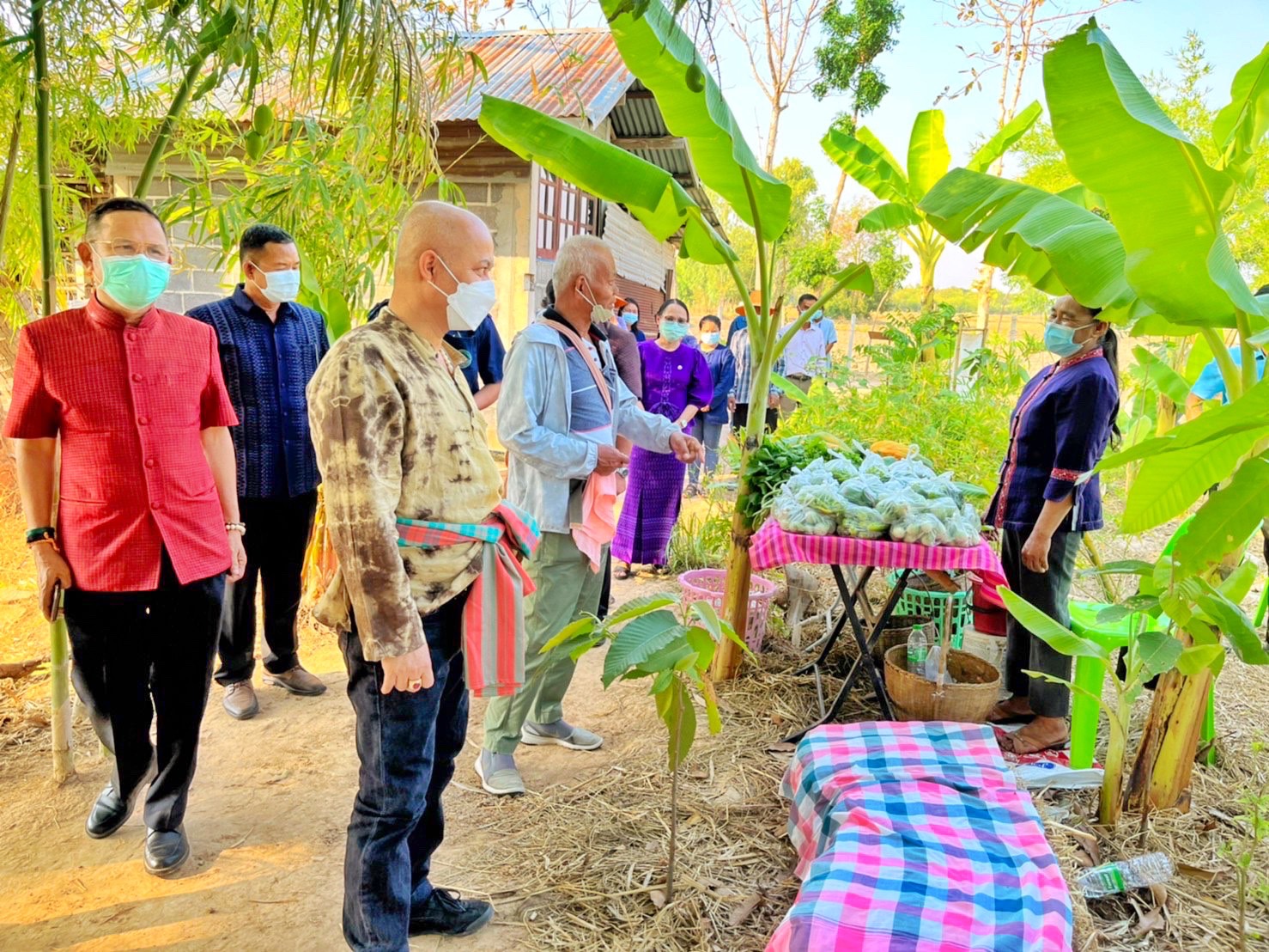 รองอธิบดี พช.(นายสุรศักดิ์ อักษรกุล) พร้อมคณะ ลงพื้นที่ติดตามผลการดำเนินโครงการ “โคก หนอง นา พช.” จ.มหาสารคาม พร้อมเยี่ยมชมตลาดถนนคนเดินออนซอนกันทรวิชัย ที่จัดขึ้นตามนโยบายการส่งเสริมและกระตุ้นเศรษฐกิจฐานรากของรัฐบาล