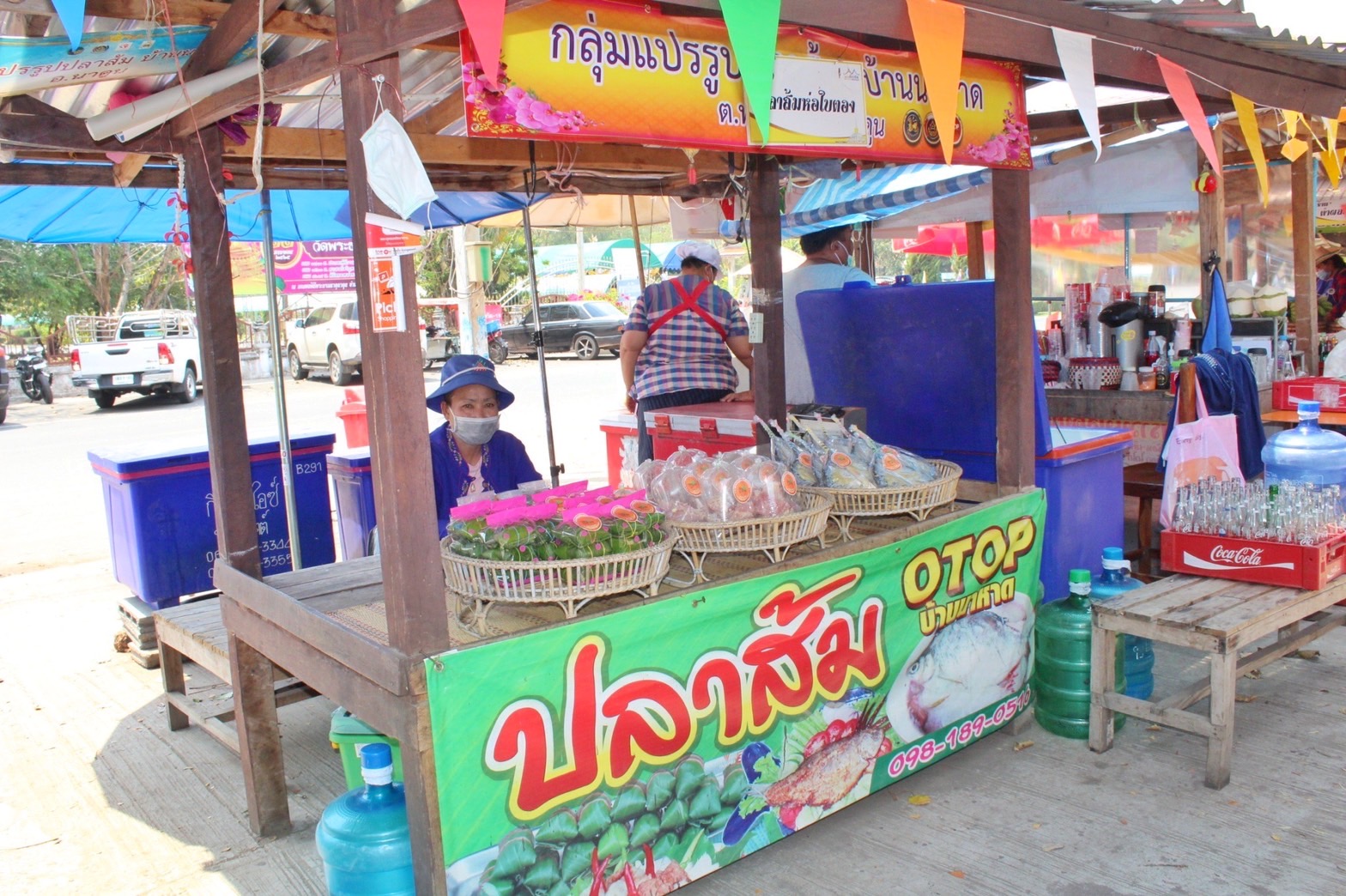 รองอธิบดี พช.(นายสุรศักดิ์ อักษรกุล) เยี่ยมให้กำลังใจ ผู้ประกอบการ OTOP  ณ ตลาดประชารัฐคนไทยยิ้มได้ บริเวณวัดพระธาตุนาดูน อ.นาดูน จ.มหาสารคาม