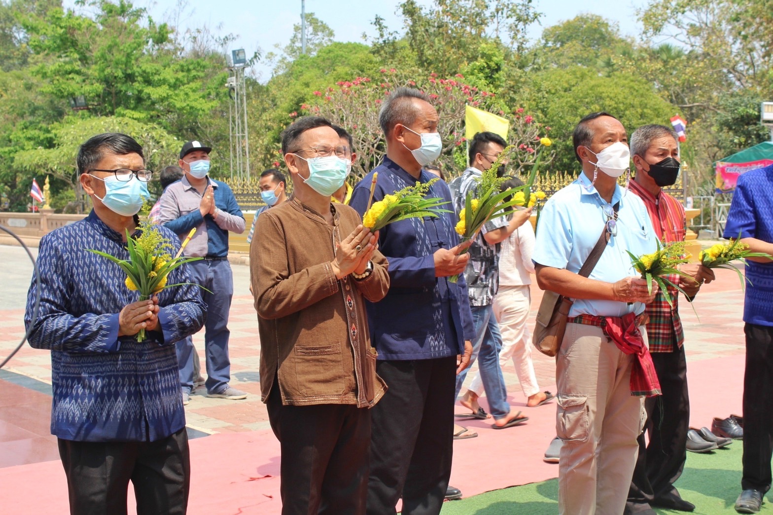 รองอธิบดี พช.(นายสุรศักดิ์ อักษรกุล) เยี่ยมให้กำลังใจ ผู้ประกอบการ OTOP  ณ ตลาดประชารัฐคนไทยยิ้มได้ บริเวณวัดพระธาตุนาดูน อ.นาดูน จ.มหาสารคาม