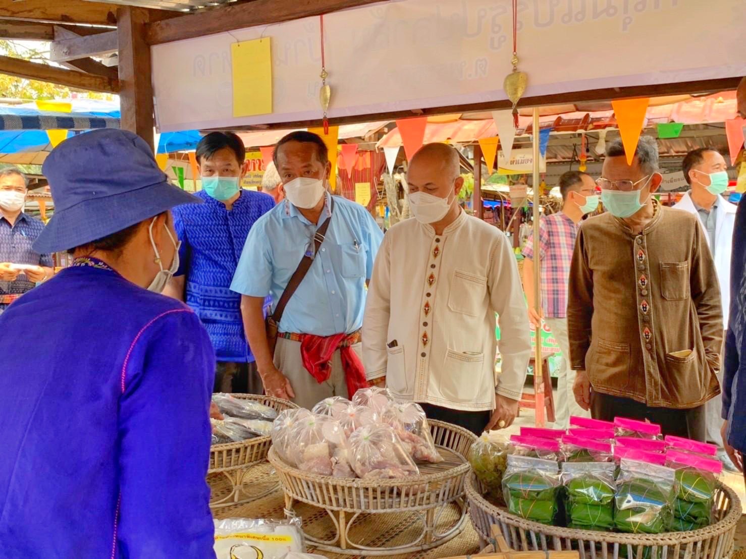 รองอธิบดี พช.(นายสุรศักดิ์ อักษรกุล) เยี่ยมให้กำลังใจ ผู้ประกอบการ OTOP  ณ ตลาดประชารัฐคนไทยยิ้มได้ บริเวณวัดพระธาตุนาดูน อ.นาดูน จ.มหาสารคาม