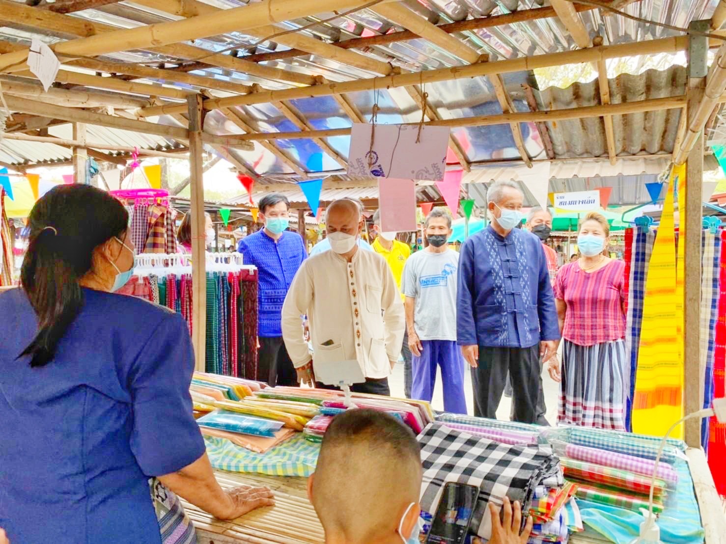 รองอธิบดี พช.(นายสุรศักดิ์ อักษรกุล) เยี่ยมให้กำลังใจ ผู้ประกอบการ OTOP  ณ ตลาดประชารัฐคนไทยยิ้มได้ บริเวณวัดพระธาตุนาดูน อ.นาดูน จ.มหาสารคาม