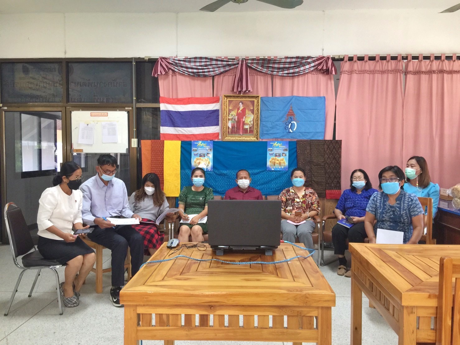 จังหวัดมหาสารคาม ร่วมประชุมเชิงปฏิบัติการเพื่อซักซ้อมแนวทางการขับเคลื่อน ศูนย์อำนวยการขจัดความยากจนและพัฒนาคนทุกช่วงวัยอย่างยั่งยืน ตามหลักปรัชญาของเศรษฐกิจพอเพียง (ศจพ.) ในระดับพื้นที่ ปีงบประมาณ พ.ศ. 2565 (ภาคตะวันออกเฉียงเหนือ)