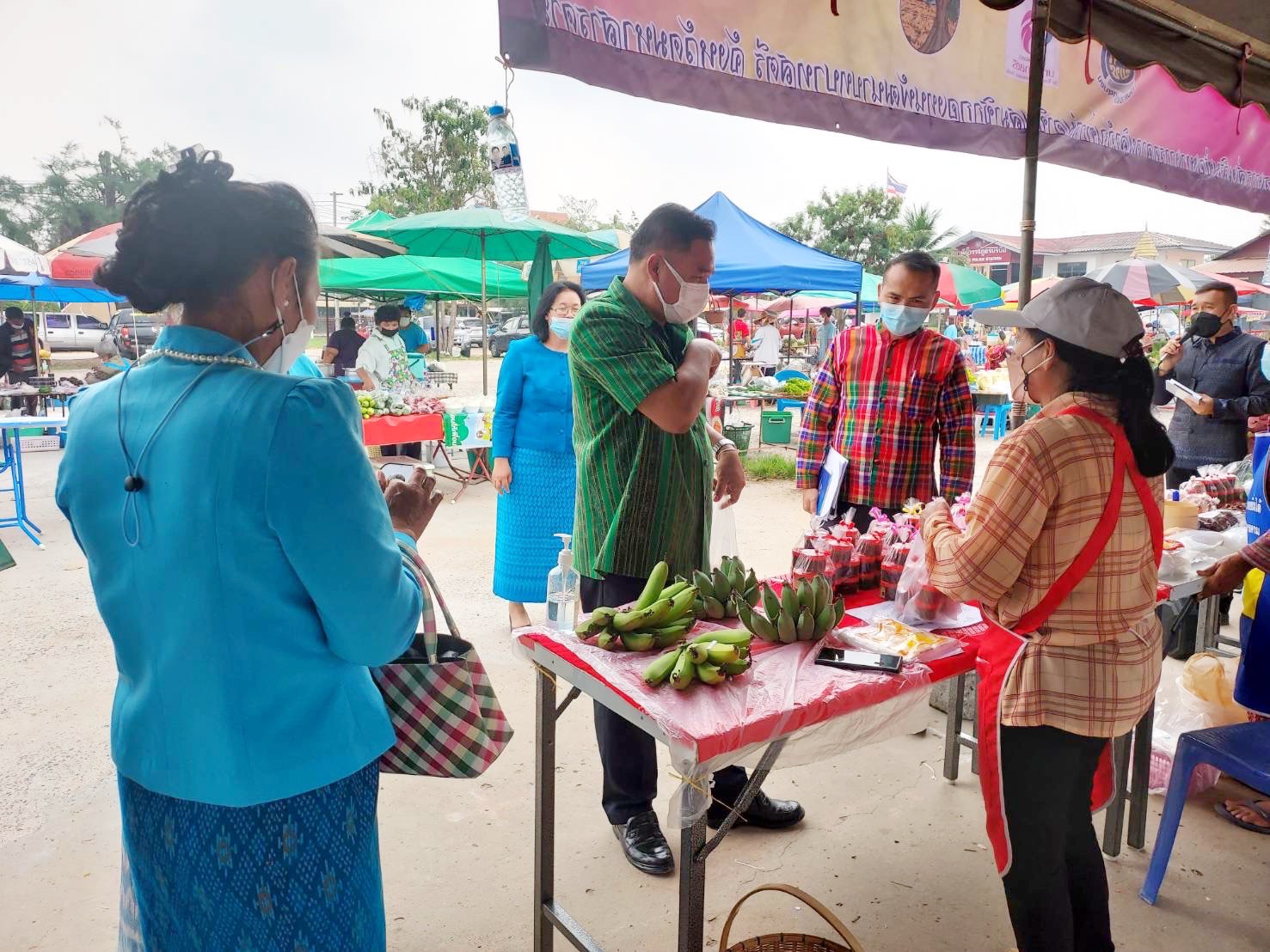 พช.มหาสารคาม ดำเนินโครงการส่งเสริมช่องทางการตลาดผลิตภัณฑ์กลุ่มอาชีพสมาชิกกองทุนพัฒนาบทบาทสตรี ณ ตลาดนัดคนไทยยิ้มได้ หน้าที่ว่าการอำเภอบรบือ
