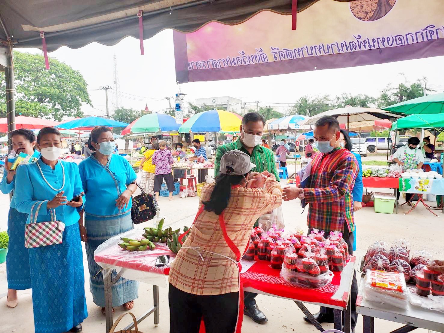 พช.มหาสารคาม ดำเนินโครงการส่งเสริมช่องทางการตลาดผลิตภัณฑ์กลุ่มอาชีพสมาชิกกองทุนพัฒนาบทบาทสตรี ณ ตลาดนัดคนไทยยิ้มได้ หน้าที่ว่าการอำเภอบรบือ
