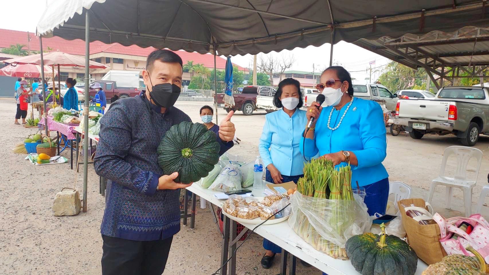 พช.มหาสารคาม ดำเนินโครงการส่งเสริมช่องทางการตลาดผลิตภัณฑ์กลุ่มอาชีพสมาชิกกองทุนพัฒนาบทบาทสตรี ณ ตลาดนัดคนไทยยิ้มได้ หน้าที่ว่าการอำเภอบรบือ