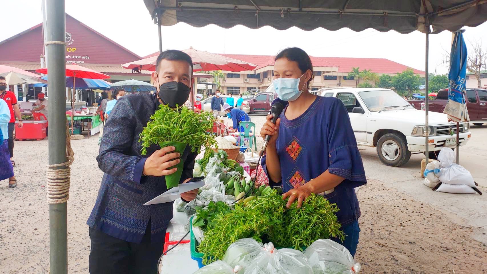 พช.มหาสารคาม ดำเนินโครงการส่งเสริมช่องทางการตลาดผลิตภัณฑ์กลุ่มอาชีพสมาชิกกองทุนพัฒนาบทบาทสตรี ณ ตลาดนัดคนไทยยิ้มได้ หน้าที่ว่าการอำเภอบรบือ