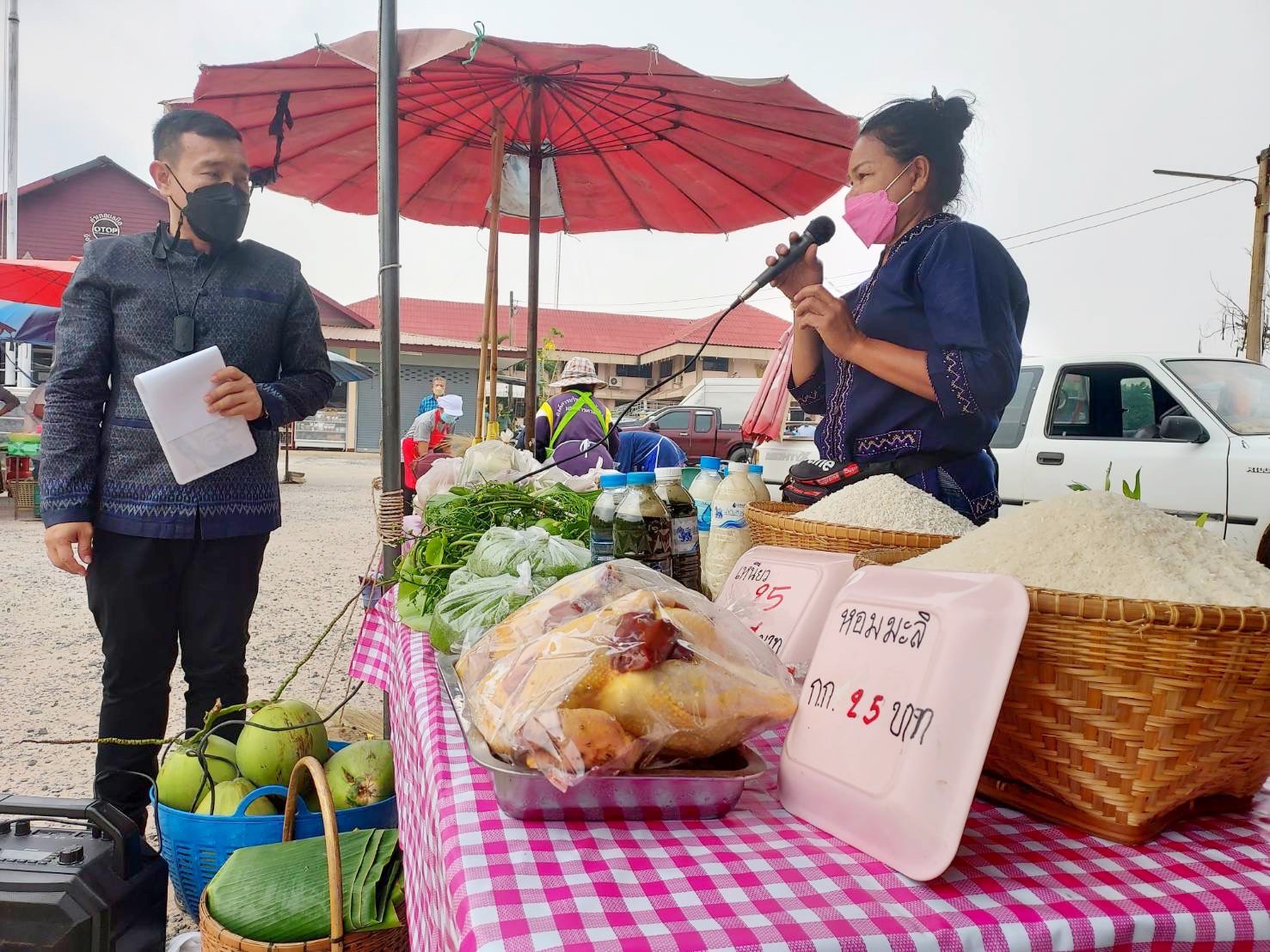 พช.มหาสารคาม ดำเนินโครงการส่งเสริมช่องทางการตลาดผลิตภัณฑ์กลุ่มอาชีพสมาชิกกองทุนพัฒนาบทบาทสตรี ณ ตลาดนัดคนไทยยิ้มได้ หน้าที่ว่าการอำเภอบรบือ
