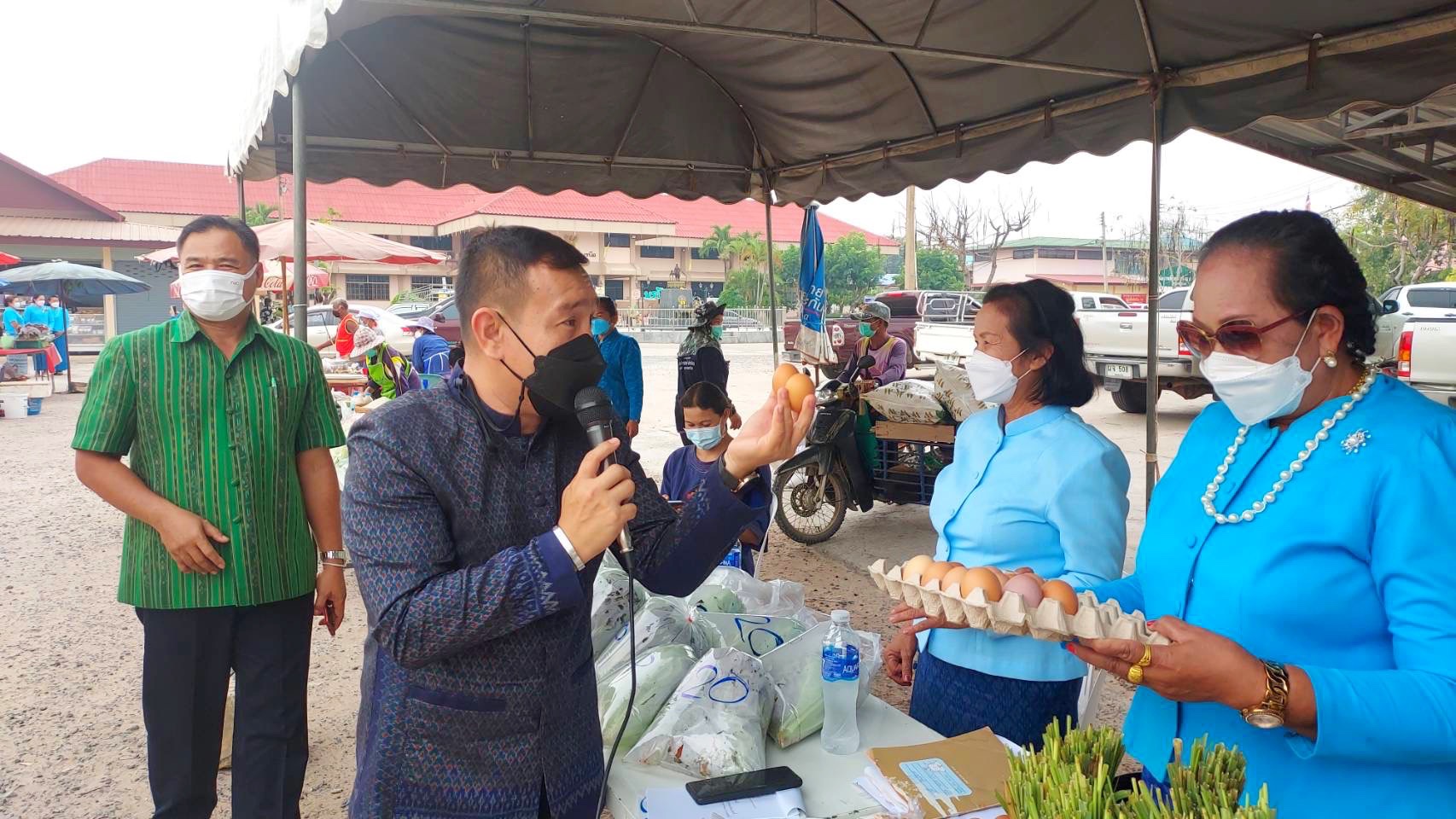 พช.มหาสารคาม ดำเนินโครงการส่งเสริมช่องทางการตลาดผลิตภัณฑ์กลุ่มอาชีพสมาชิกกองทุนพัฒนาบทบาทสตรี ณ ตลาดนัดคนไทยยิ้มได้ หน้าที่ว่าการอำเภอบรบือ