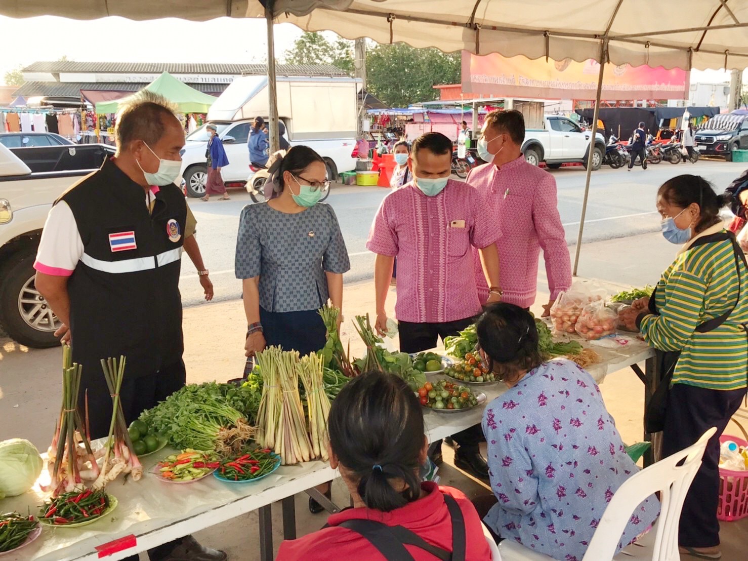 พช.มหาสารคาม ร่วมกับสตรี อำเภอแกดำ ส่งเสริมช่องทางการตลาดผลิตภัณฑ์กลุ่มอาชีพสมาชิกกองทุนพัฒนาบทบาทสตรี ณ ตลาดเกษตรกร อ.แกดำ