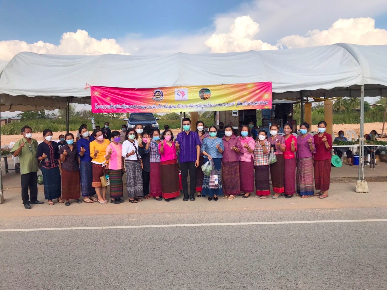 พช.มหาสารคาม ร่วมกับสตรี อำเภอแกดำ ส่งเสริมช่องทางการตลาดผลิตภัณฑ์กลุ่มอาชีพสมาชิกกองทุนพัฒนาบทบาทสตรี ณ ตลาดเกษตรกร อ.แกดำ