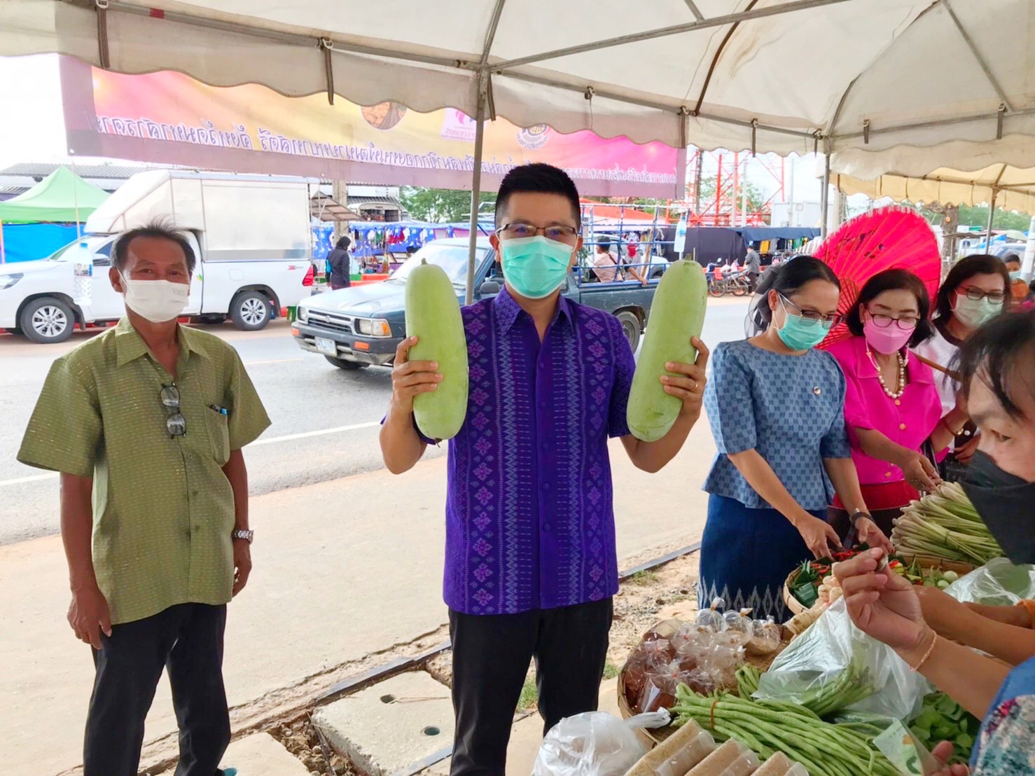 พช.มหาสารคาม ร่วมกับสตรี อำเภอแกดำ ส่งเสริมช่องทางการตลาดผลิตภัณฑ์กลุ่มอาชีพสมาชิกกองทุนพัฒนาบทบาทสตรี ณ ตลาดเกษตรกร อ.แกดำ