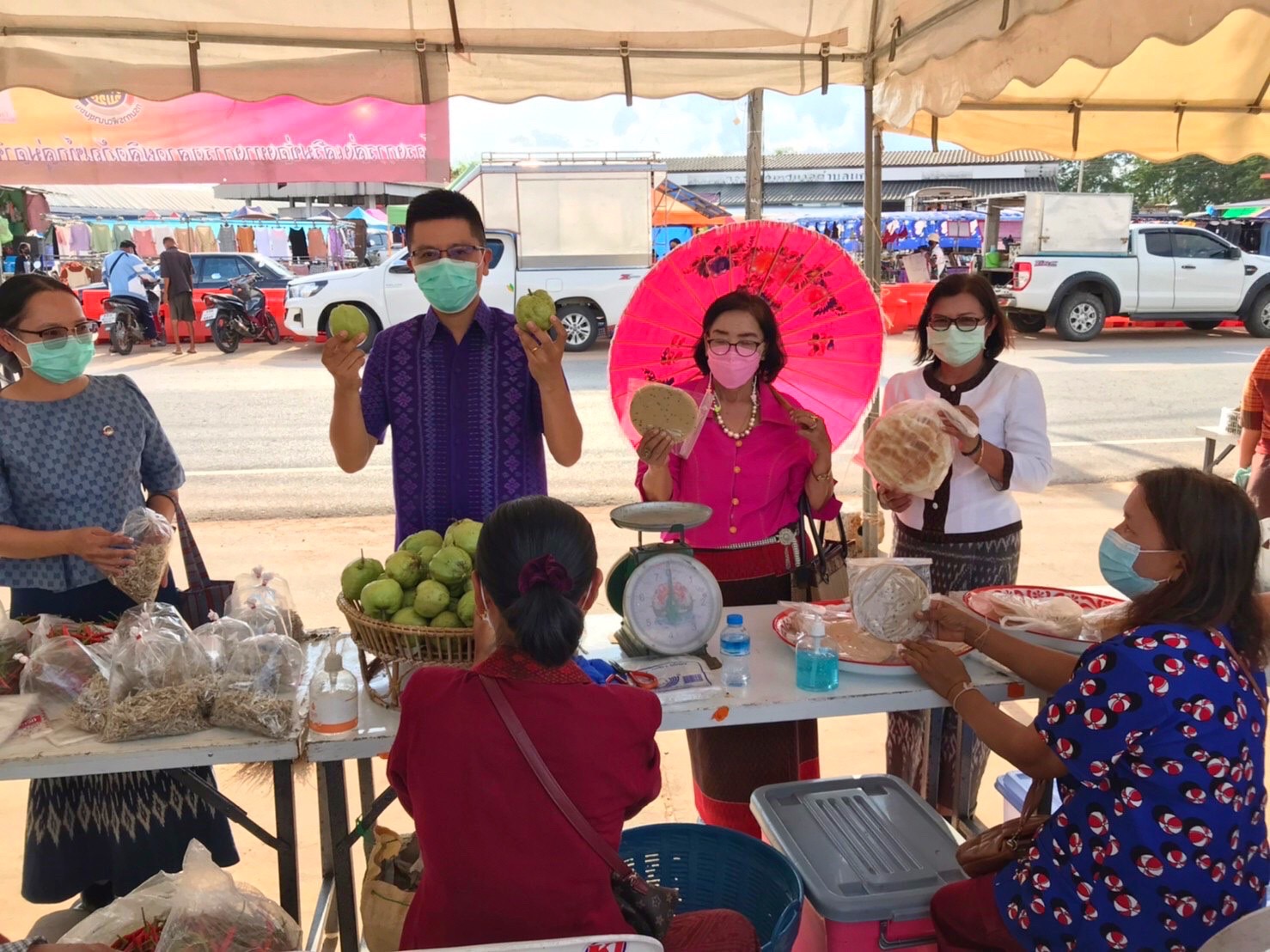 พช.มหาสารคาม ร่วมกับสตรี อำเภอแกดำ ส่งเสริมช่องทางการตลาดผลิตภัณฑ์กลุ่มอาชีพสมาชิกกองทุนพัฒนาบทบาทสตรี ณ ตลาดเกษตรกร อ.แกดำ