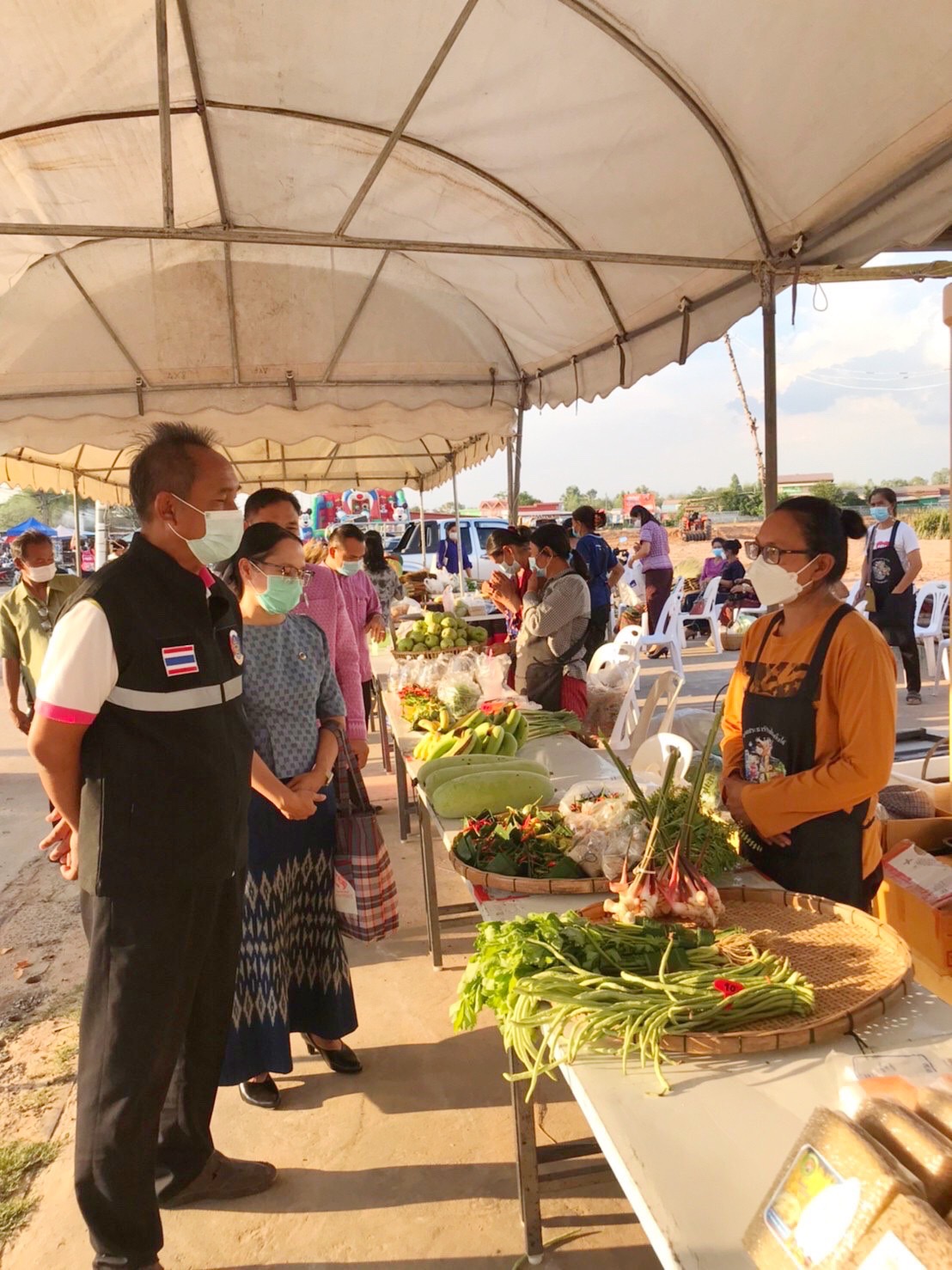 พช.มหาสารคาม ร่วมกับสตรี อำเภอแกดำ ส่งเสริมช่องทางการตลาดผลิตภัณฑ์กลุ่มอาชีพสมาชิกกองทุนพัฒนาบทบาทสตรี ณ ตลาดเกษตรกร อ.แกดำ