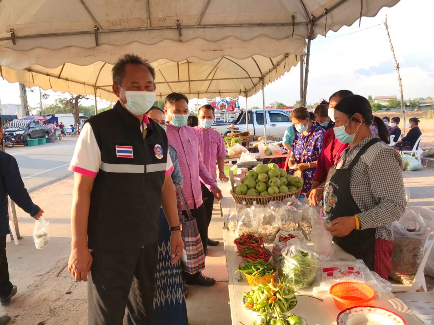 พช.มหาสารคาม ร่วมกับสตรี อำเภอแกดำ ส่งเสริมช่องทางการตลาดผลิตภัณฑ์กลุ่มอาชีพสมาชิกกองทุนพัฒนาบทบาทสตรี ณ ตลาดเกษตรกร อ.แกดำ