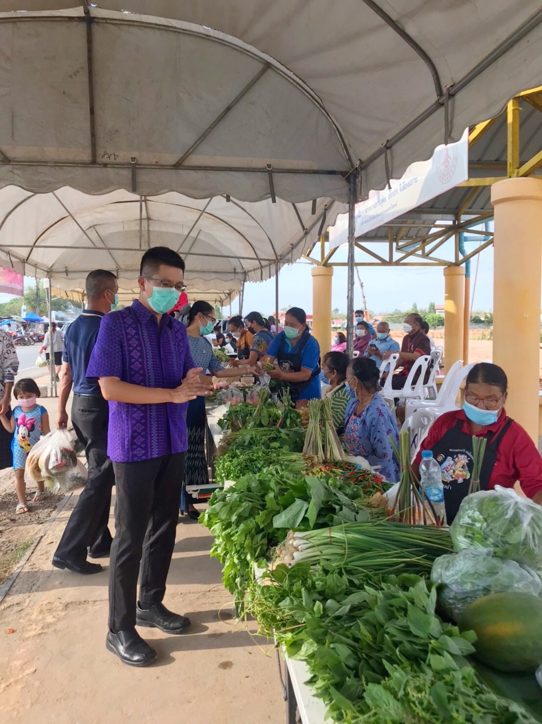 พช.มหาสารคาม ร่วมกับสตรี อำเภอแกดำ ส่งเสริมช่องทางการตลาดผลิตภัณฑ์กลุ่มอาชีพสมาชิกกองทุนพัฒนาบทบาทสตรี ณ ตลาดเกษตรกร อ.แกดำ