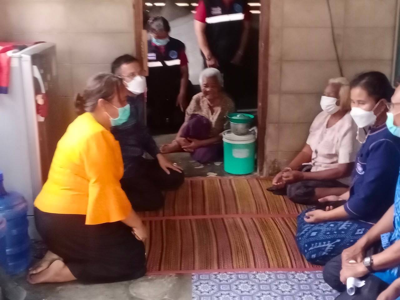 ผู้ตรวจราชการกรมการพัฒนาชุมชน ผนึกกำลังทีมปฏิบัติการแก้จน จ.มหาสารคาม ลงพื้นที่เคาะประตูช่วยเหลือครัวเรือนยากจนตามฐานข้อมูล TPMAP