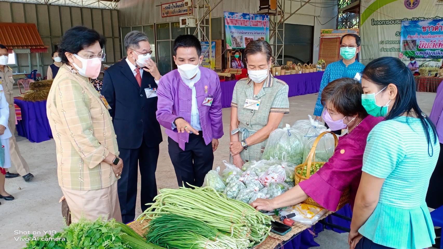 พช.มหาสารคาม ร่วมให้การต้อนรับราชเลขานุการในพระองค์ สมเด็จพระกนิษฐาธิราชเจ้าฯ กรมสมเด็จพระเทพรัตนราชสุดา ฯ สยามบรมราชกุมารี  พร้อมคณะผู้บริหารร้านภูฟ้า ลงพื้นที่เยี่ยมให้กำลังใจ ผู้ผลิต ผู้ประกอบการ OTOP อำเภอเมืองมหาสารคาม จังหวัดมหาสารคาม