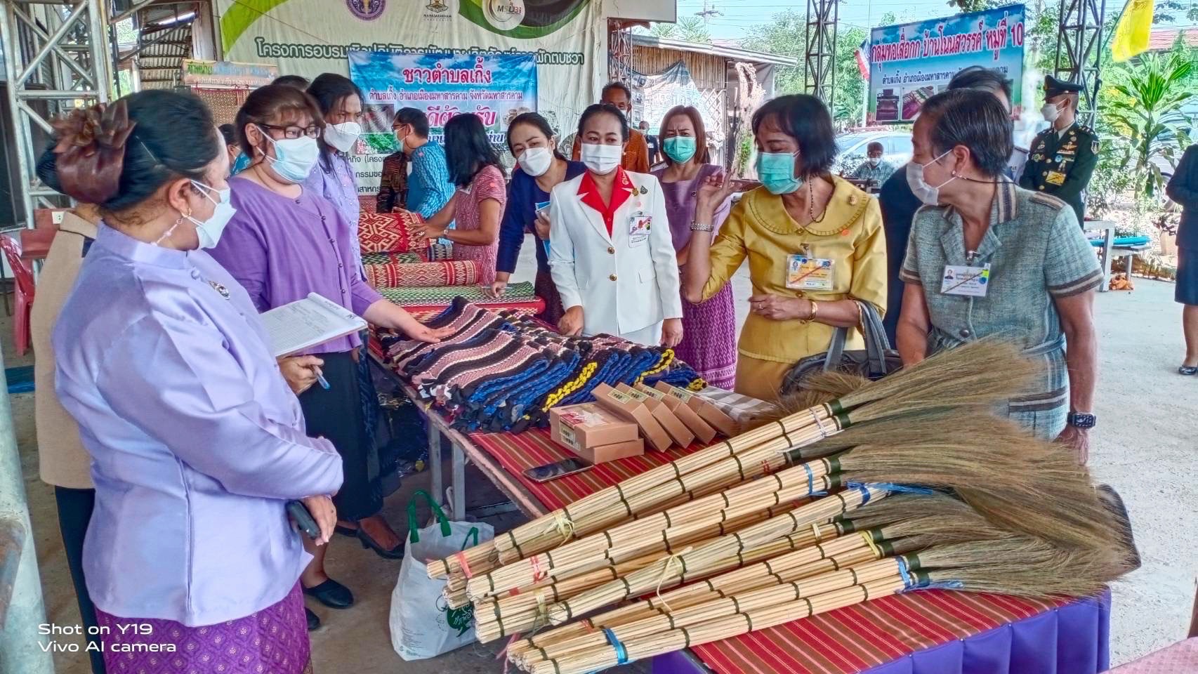 พช.มหาสารคาม ร่วมให้การต้อนรับราชเลขานุการในพระองค์ สมเด็จพระกนิษฐาธิราชเจ้าฯ กรมสมเด็จพระเทพรัตนราชสุดา ฯ สยามบรมราชกุมารี  พร้อมคณะผู้บริหารร้านภูฟ้า ลงพื้นที่เยี่ยมให้กำลังใจ ผู้ผลิต ผู้ประกอบการ OTOP อำเภอเมืองมหาสารคาม จังหวัดมหาสารคาม